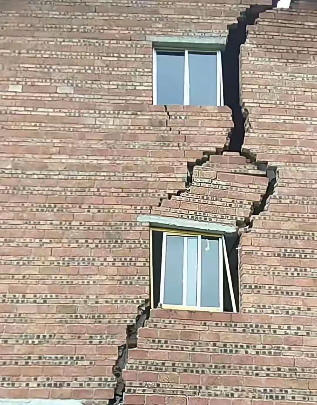 这栋楼啊,居然连一个圈梁和构造柱都没有,明显的偷工减料!