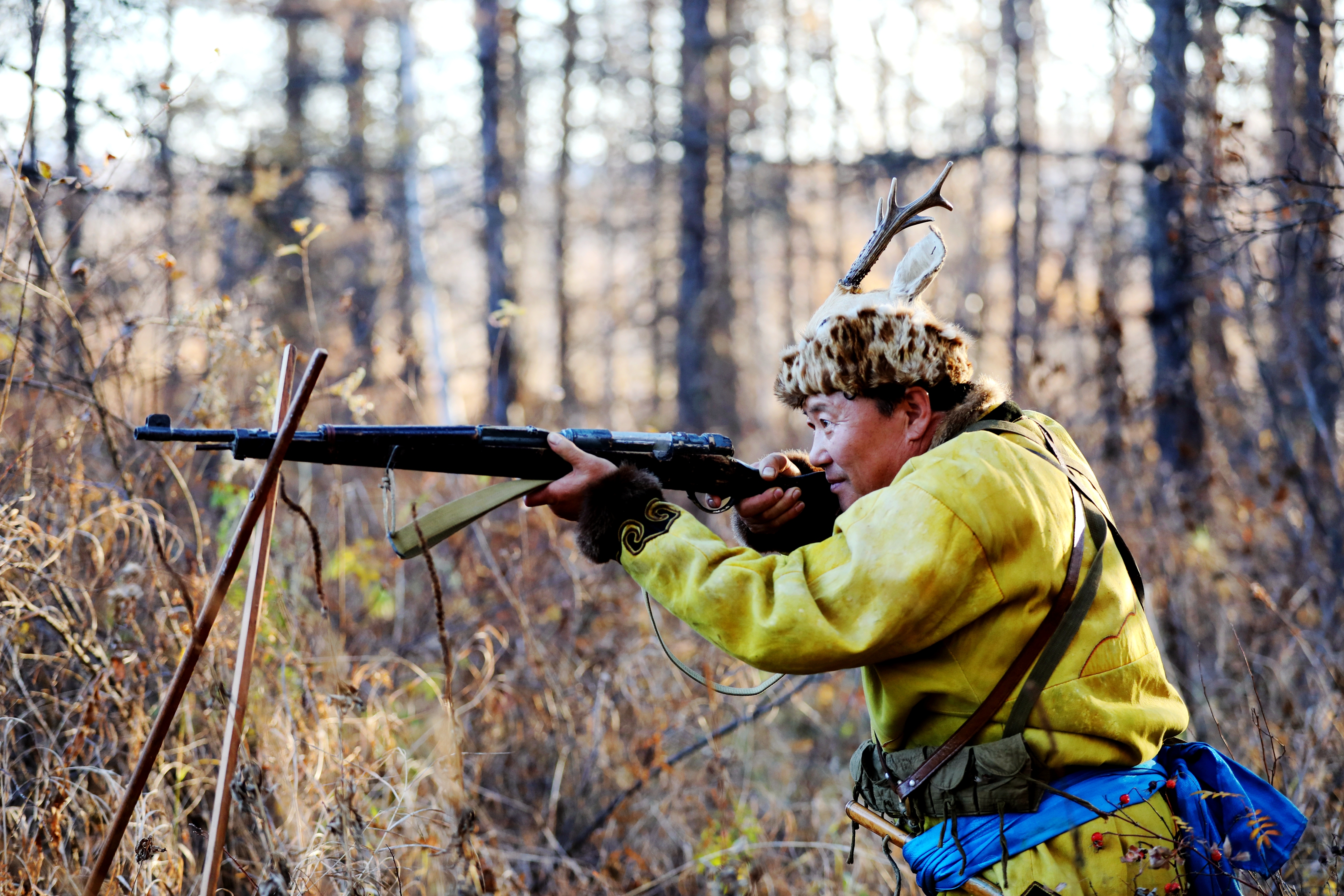 是什么动物,想开枪但怕打不准,于是他一手持枪,一手拿一个小石头扔去