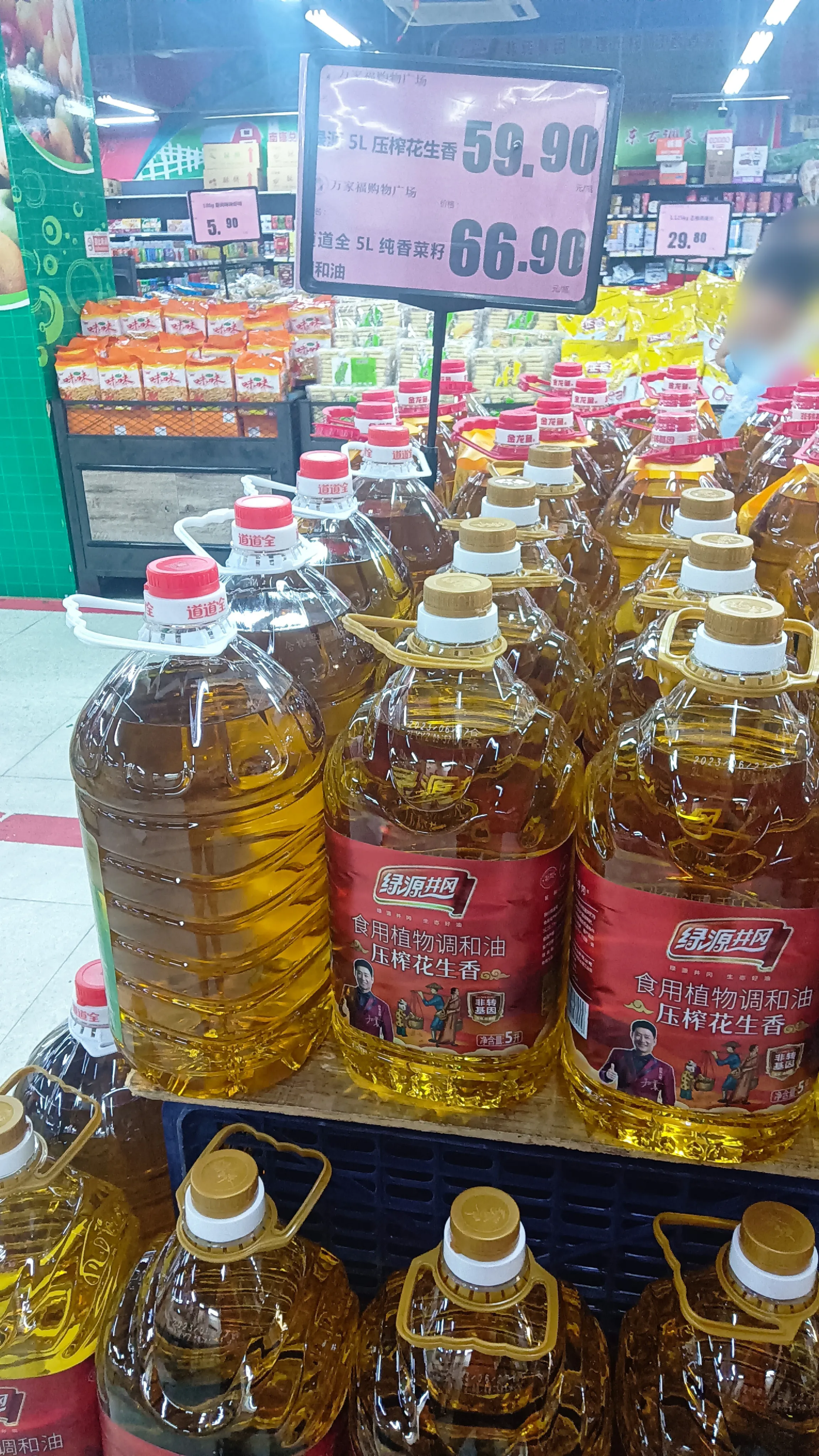 我发现,从超市买的花生油过油的时候 不大起泡 去榨油厂,榨的花生油过