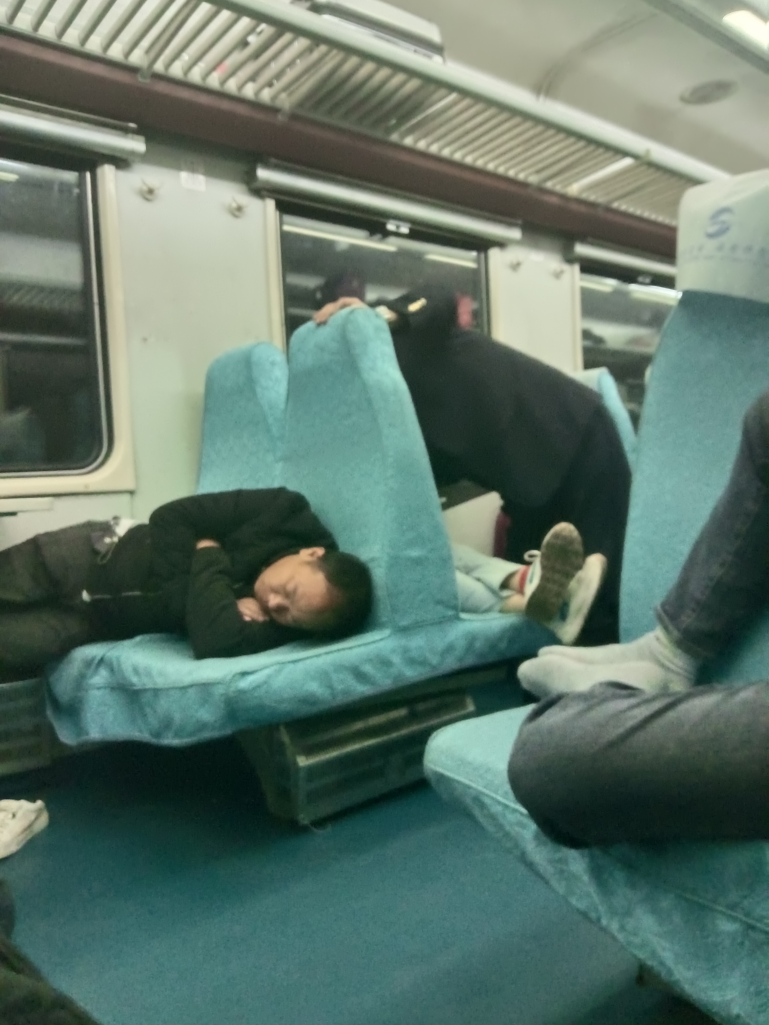 t180列车,16号车厢一名年纪看上去快要退休的列车员总是趁一位女士快