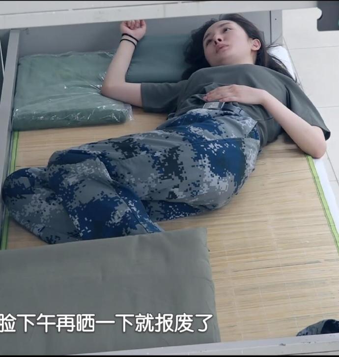 杨幂军训时的样子