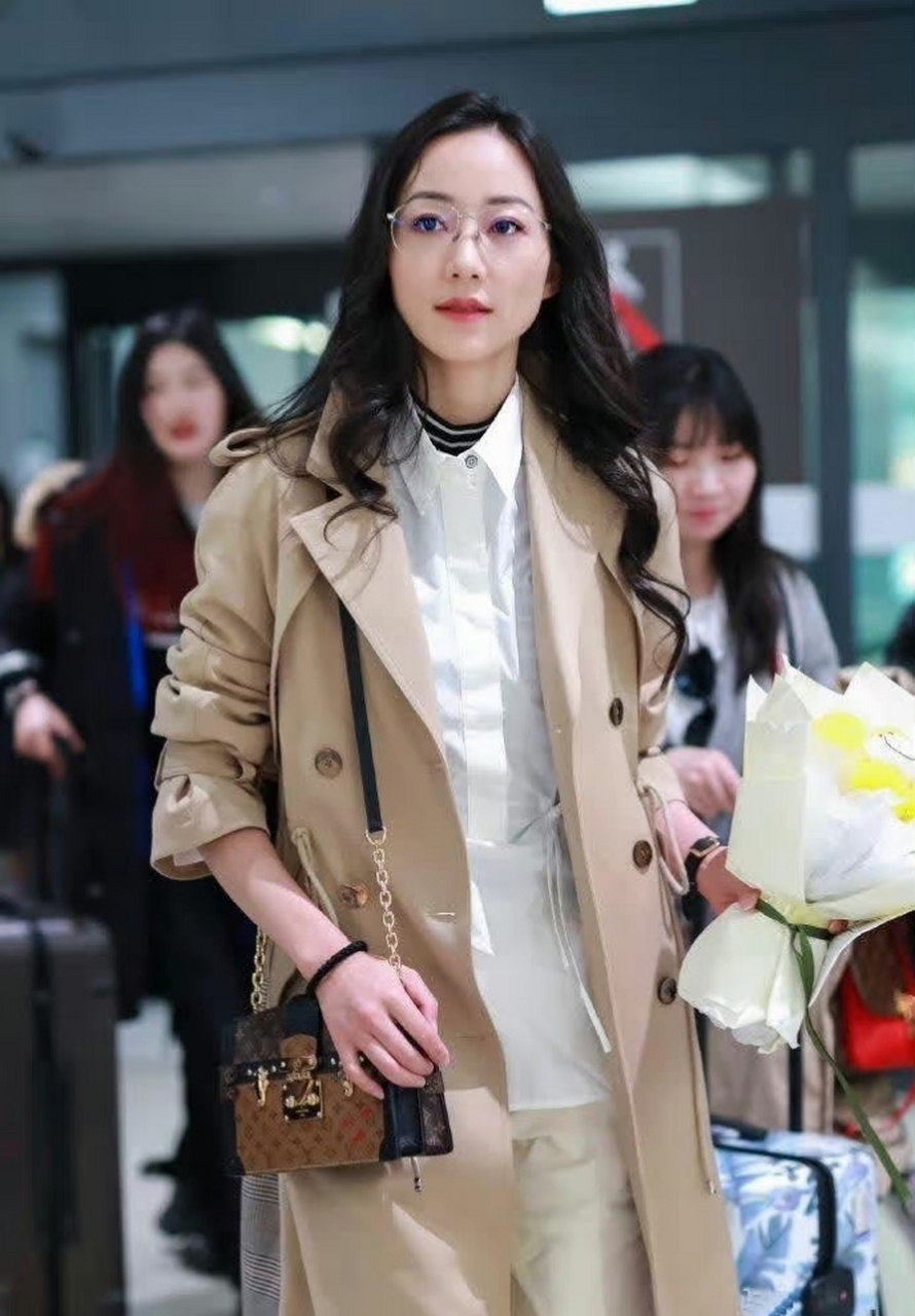 "液体裤"算什么,韩雪的小白裤才是真厉害,一般人不敢这么穿,全球最