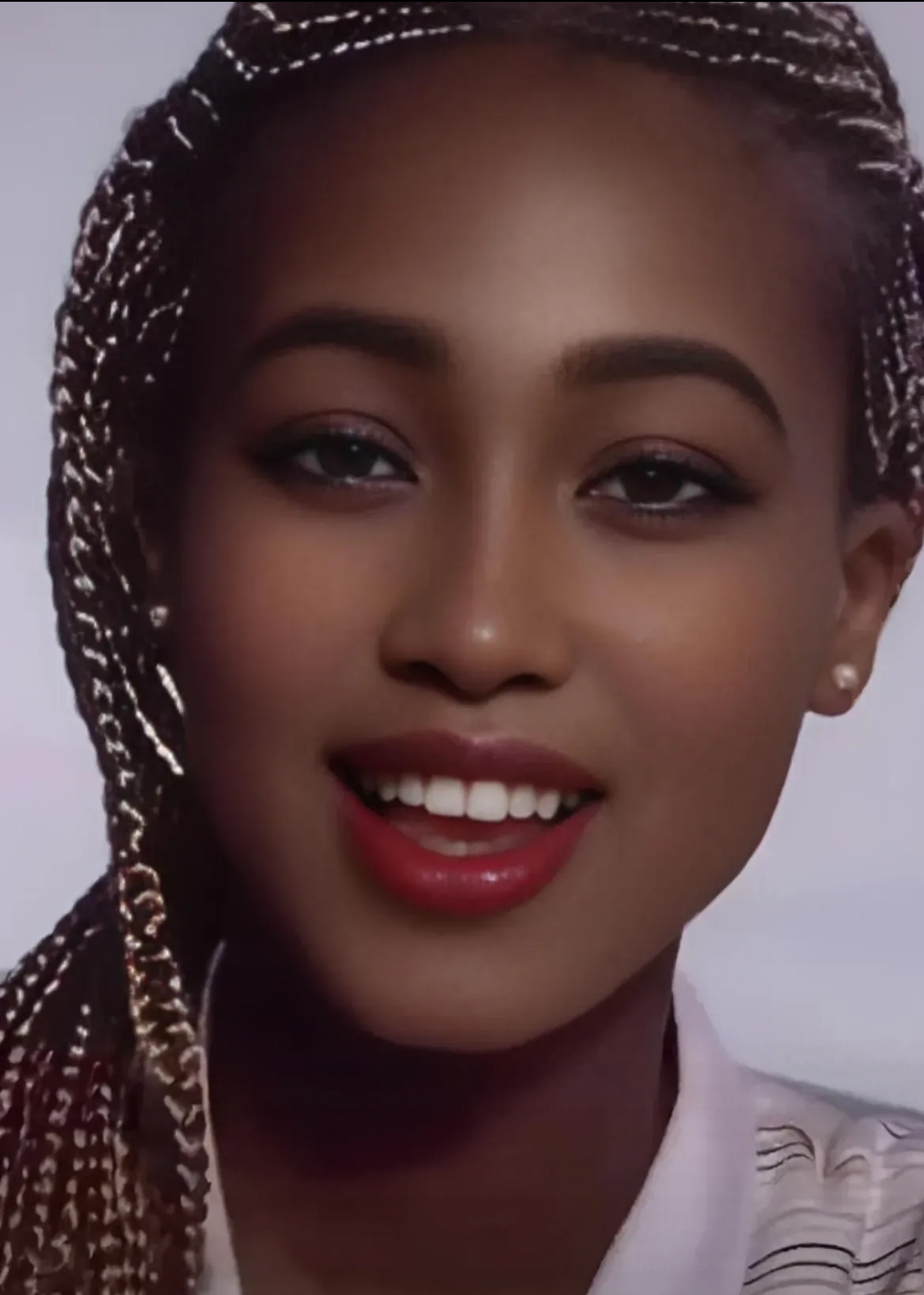 这位黑人女模特颜值颇高,明眸善睐,一口整齐皓齿洁白如雪,健康的小麦