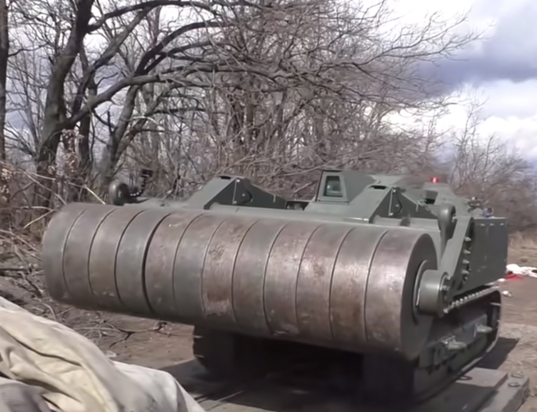 "1辆能替20名工兵"俄军无人扫雷车前线扫雷1小时可清除2000平米雷场.