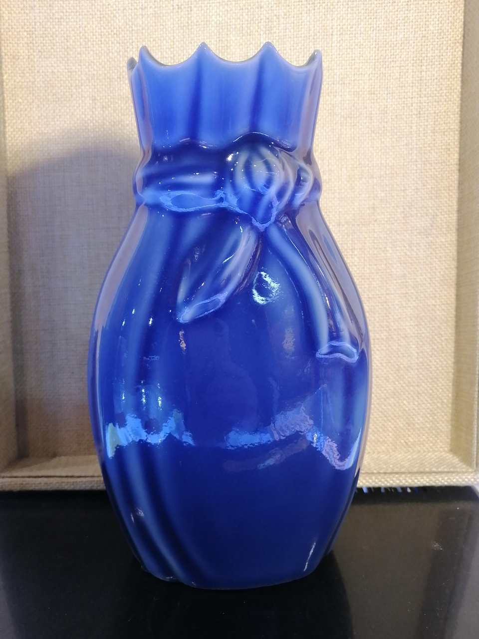 清代霁蓝釉花口包袱瓶 此瓶为扁体瓜菱形,釉质肥腴,色调浓淡均匀,特别