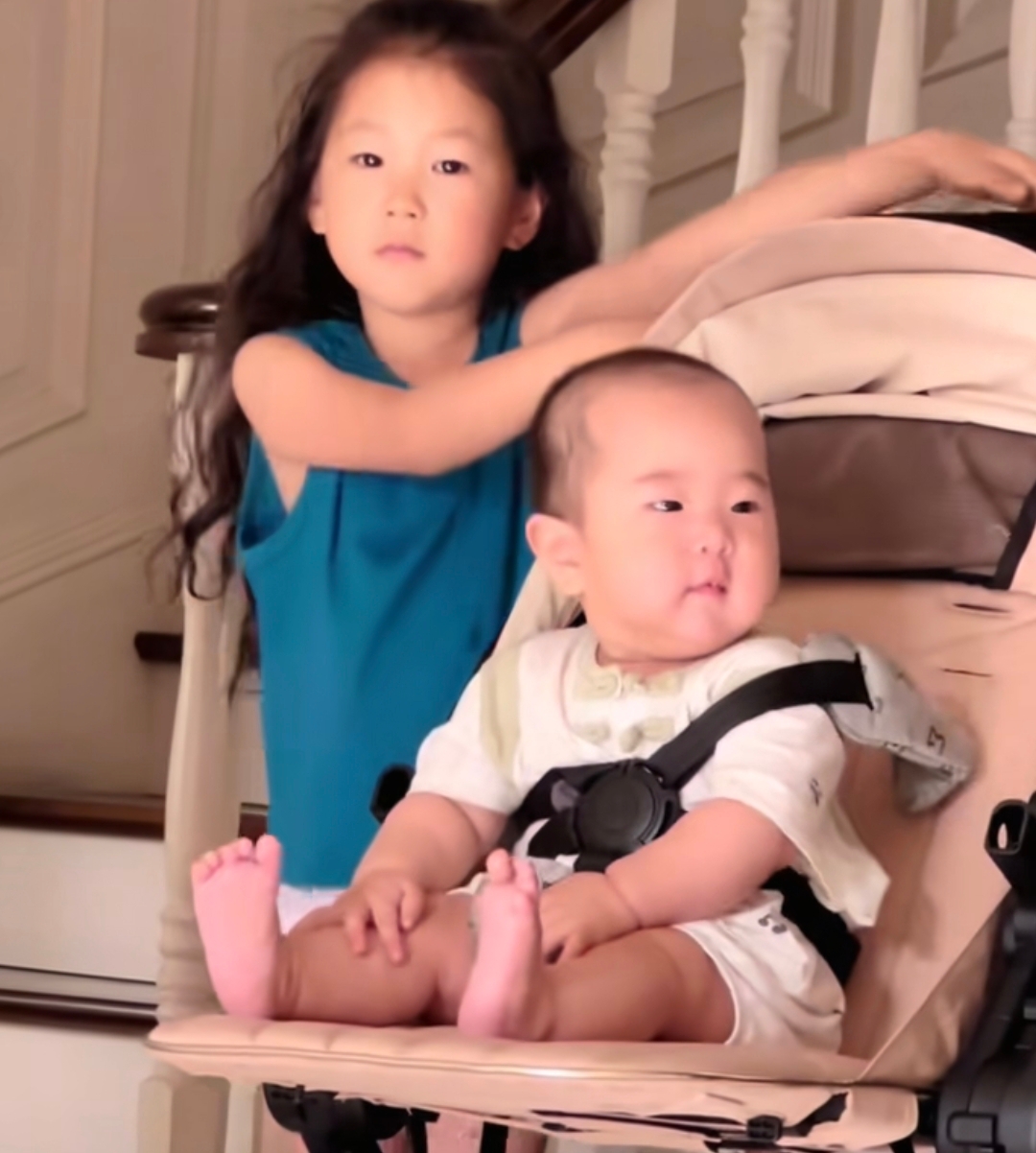 73岁张纪中晒两个女儿,4岁小花用婴儿车推着妹妹在客厅里玩,小龙珠