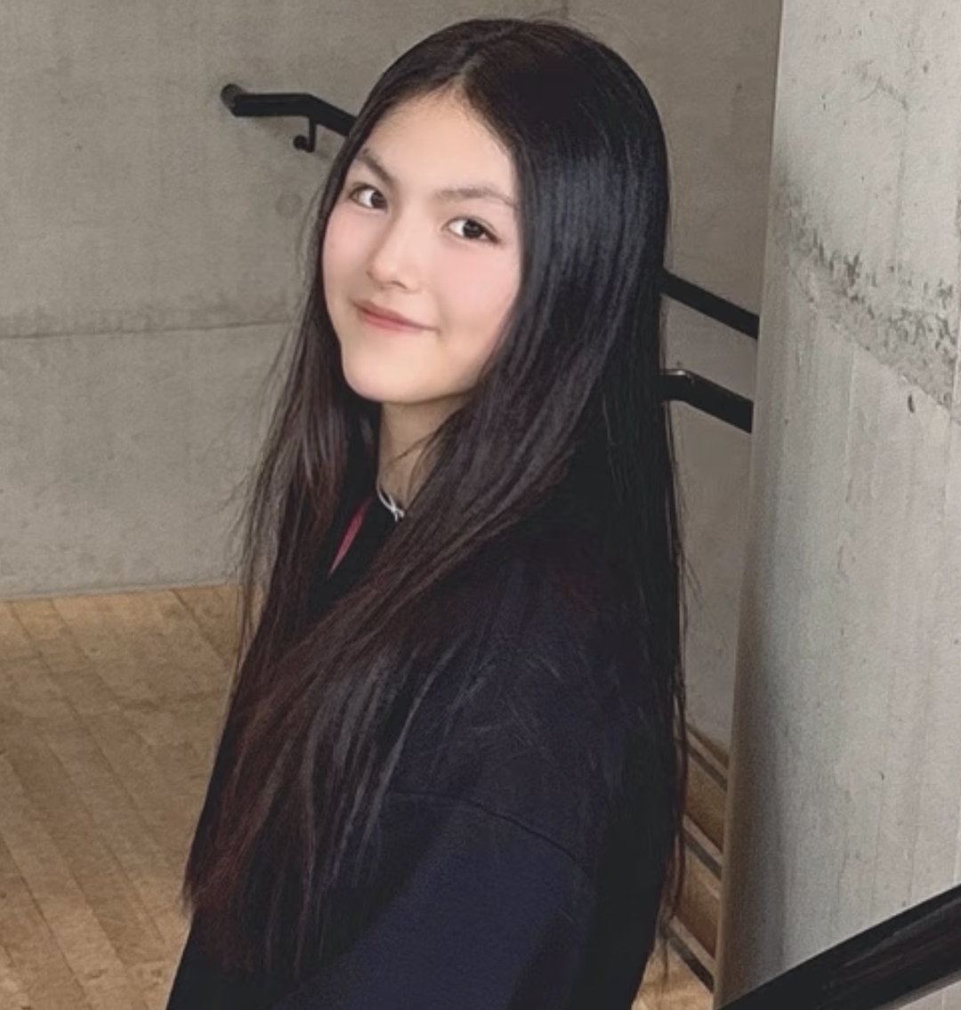 李湘晒女儿生活照,16岁王诗龄在伦敦看展览,穿着一身黑衣服太显瘦了