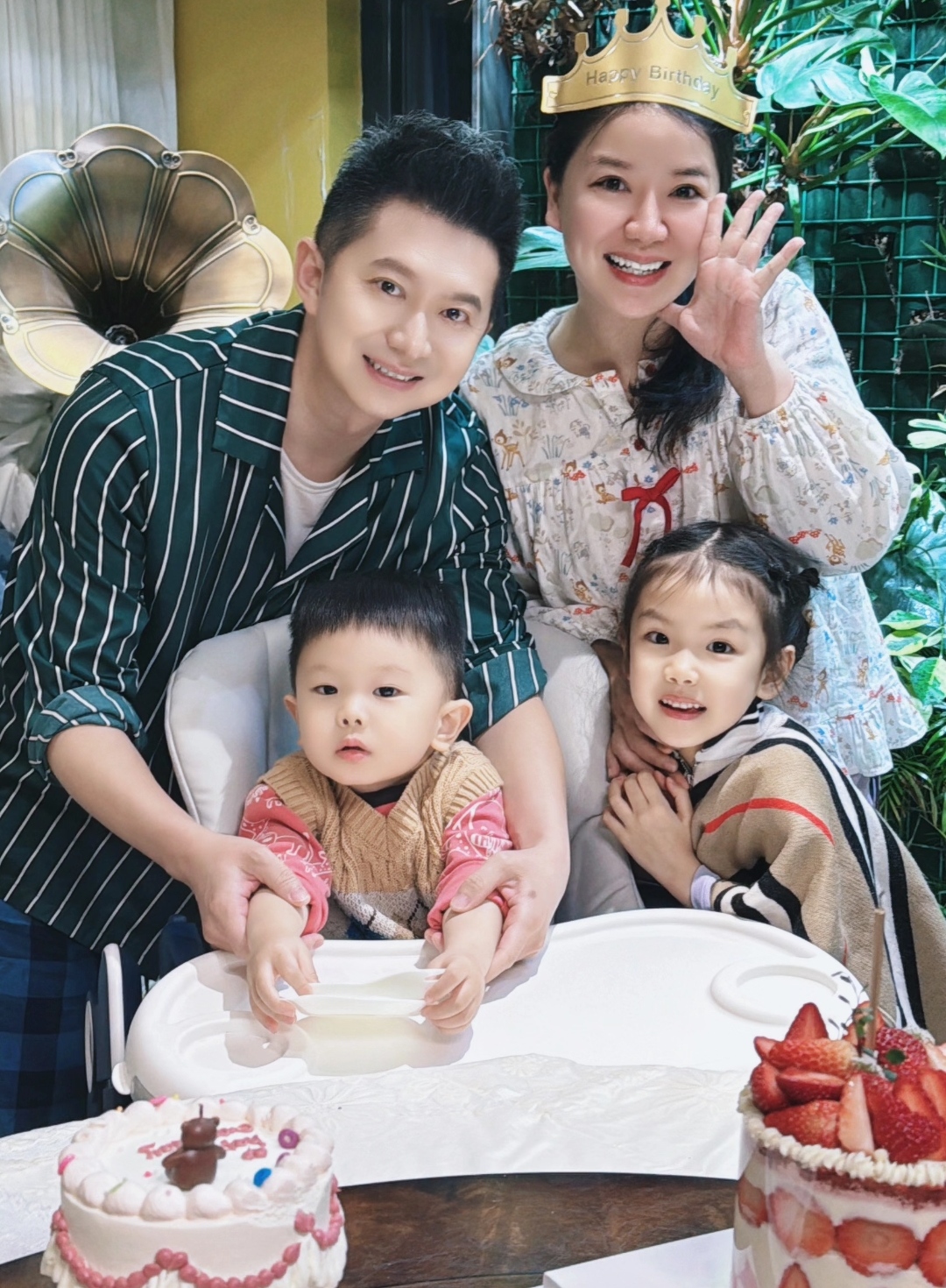 红果果身为少儿主持人,就像吃了防腐剂一样,长相还是当年的甜美样子