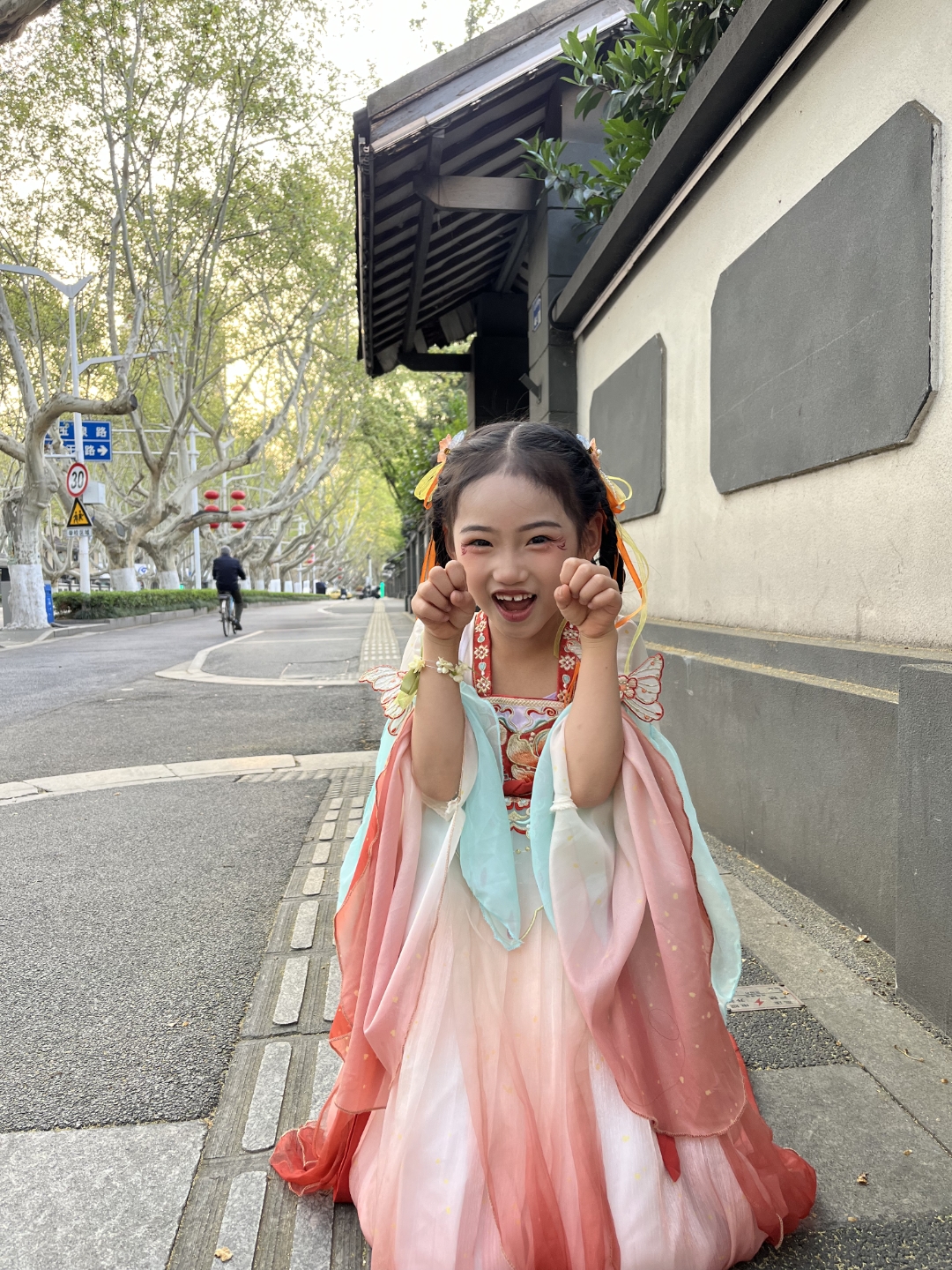 这次带宝贝穿梭在南京的古街旧巷,她一袭汉服,宛如从画中走来