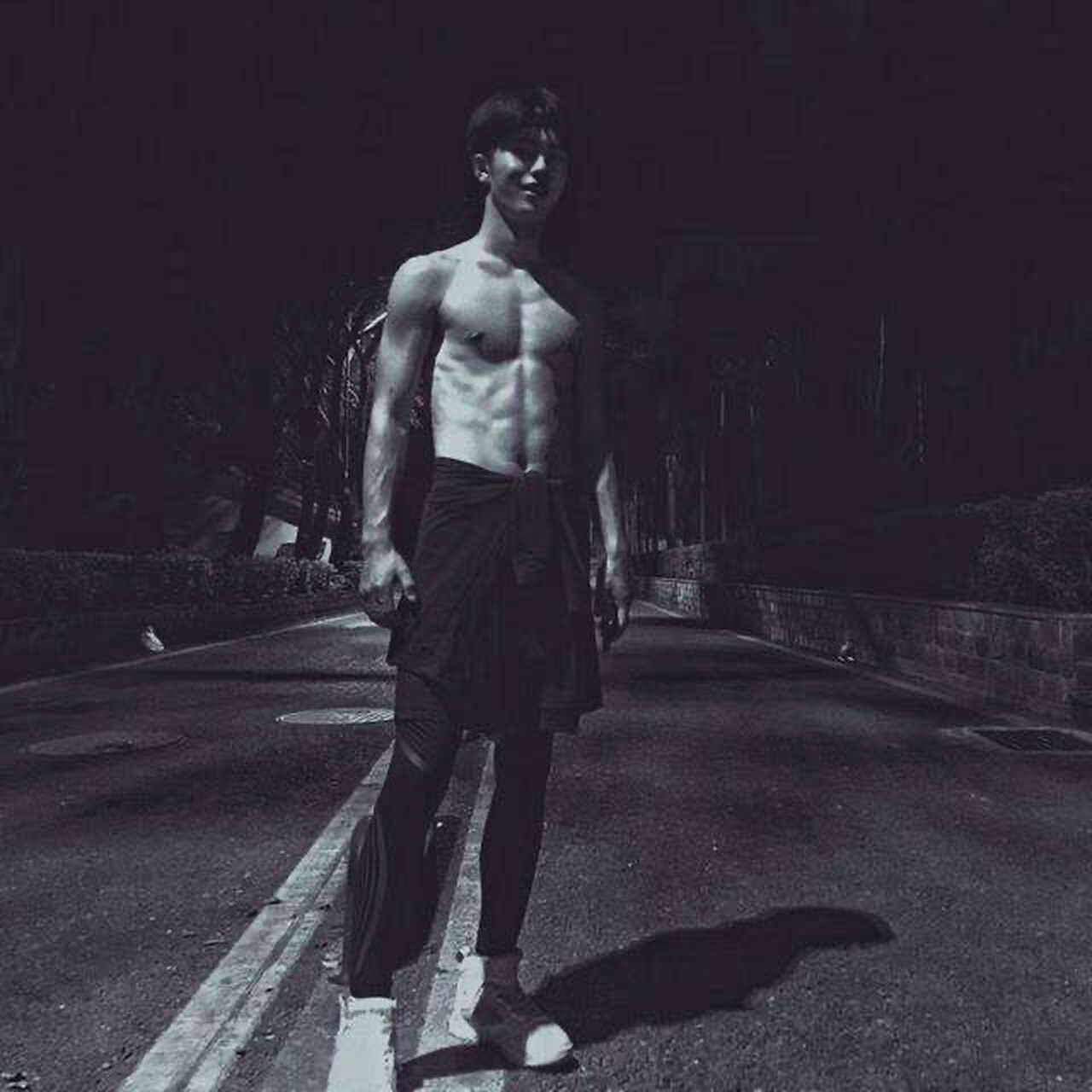 刘奕畅空降# @刘奕畅  哥考虑把腹肌给练回来嘛[滑稽]