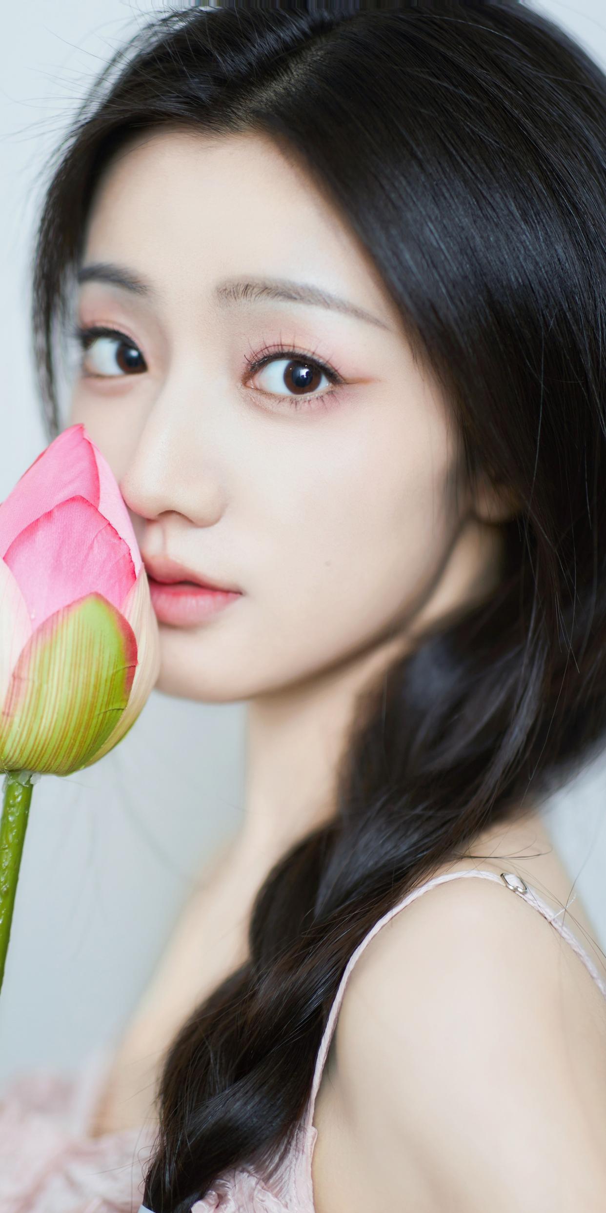 荷花才露尖尖角,这朵花真好看,就像她的笑容一样迷人