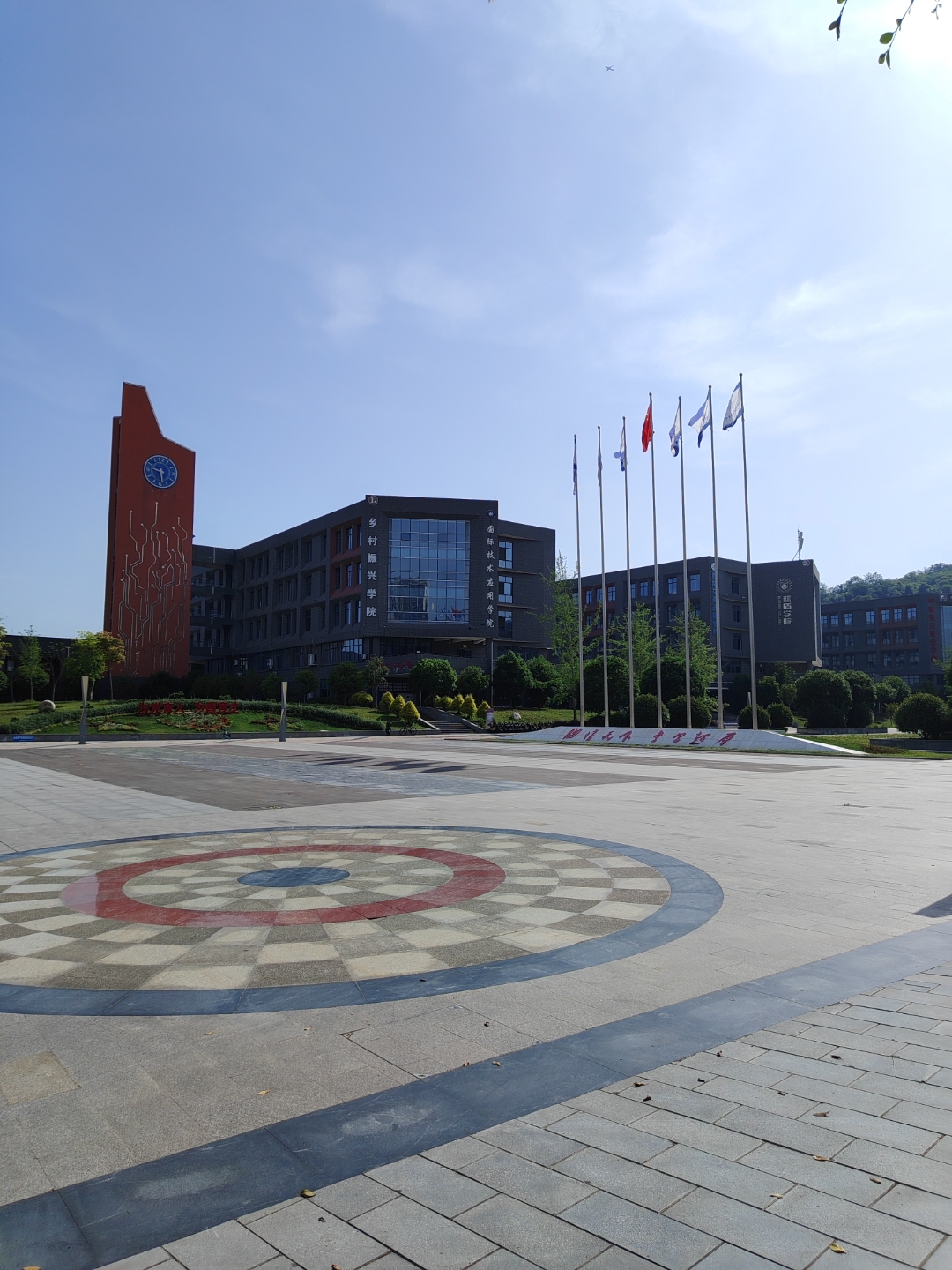当踏入这片庄严而现代的领地,首先映入眼帘的便是这