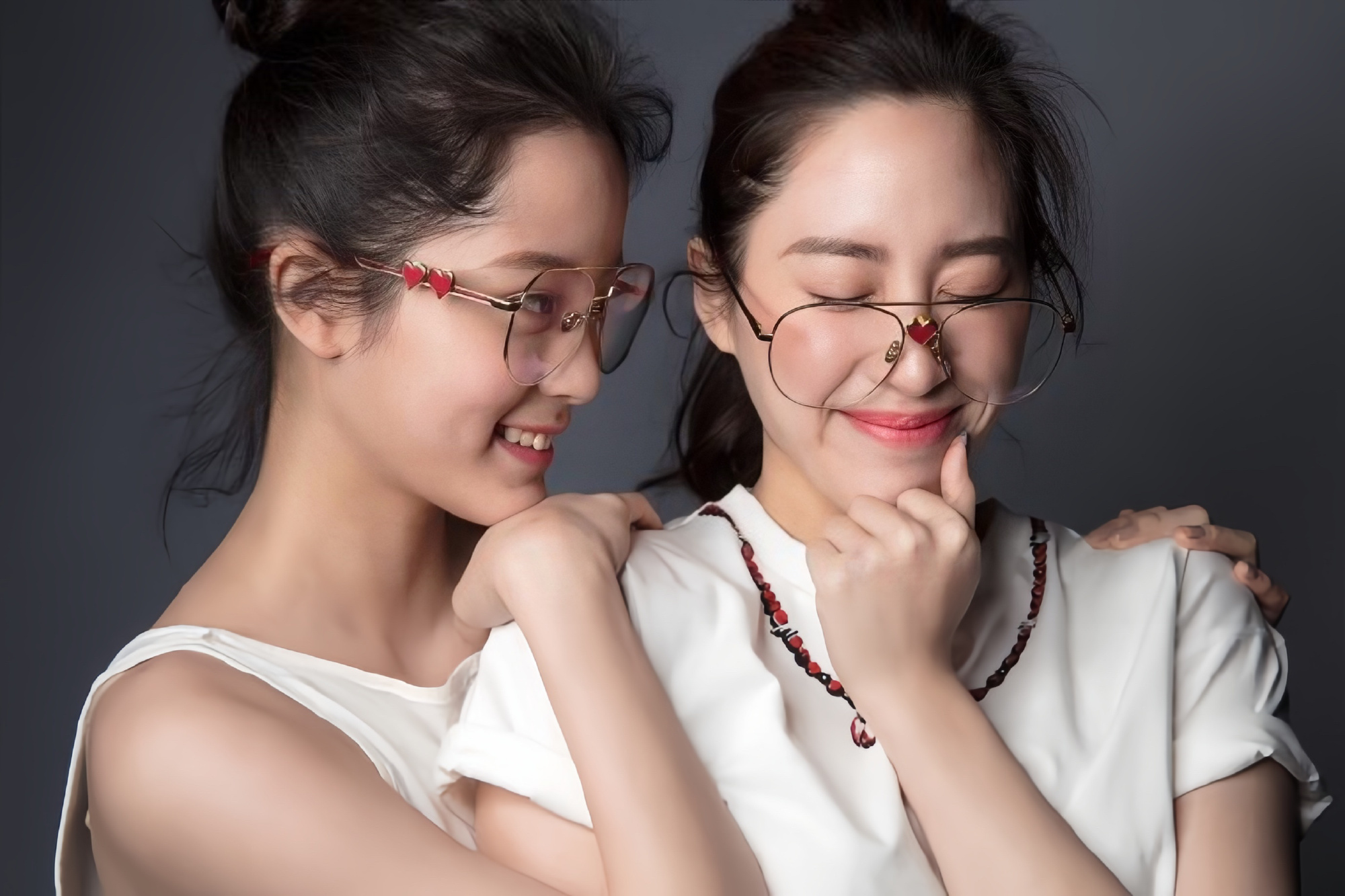 欧阳娜娜和欧阳妮妮[鲜花],姐妹俩像吗?