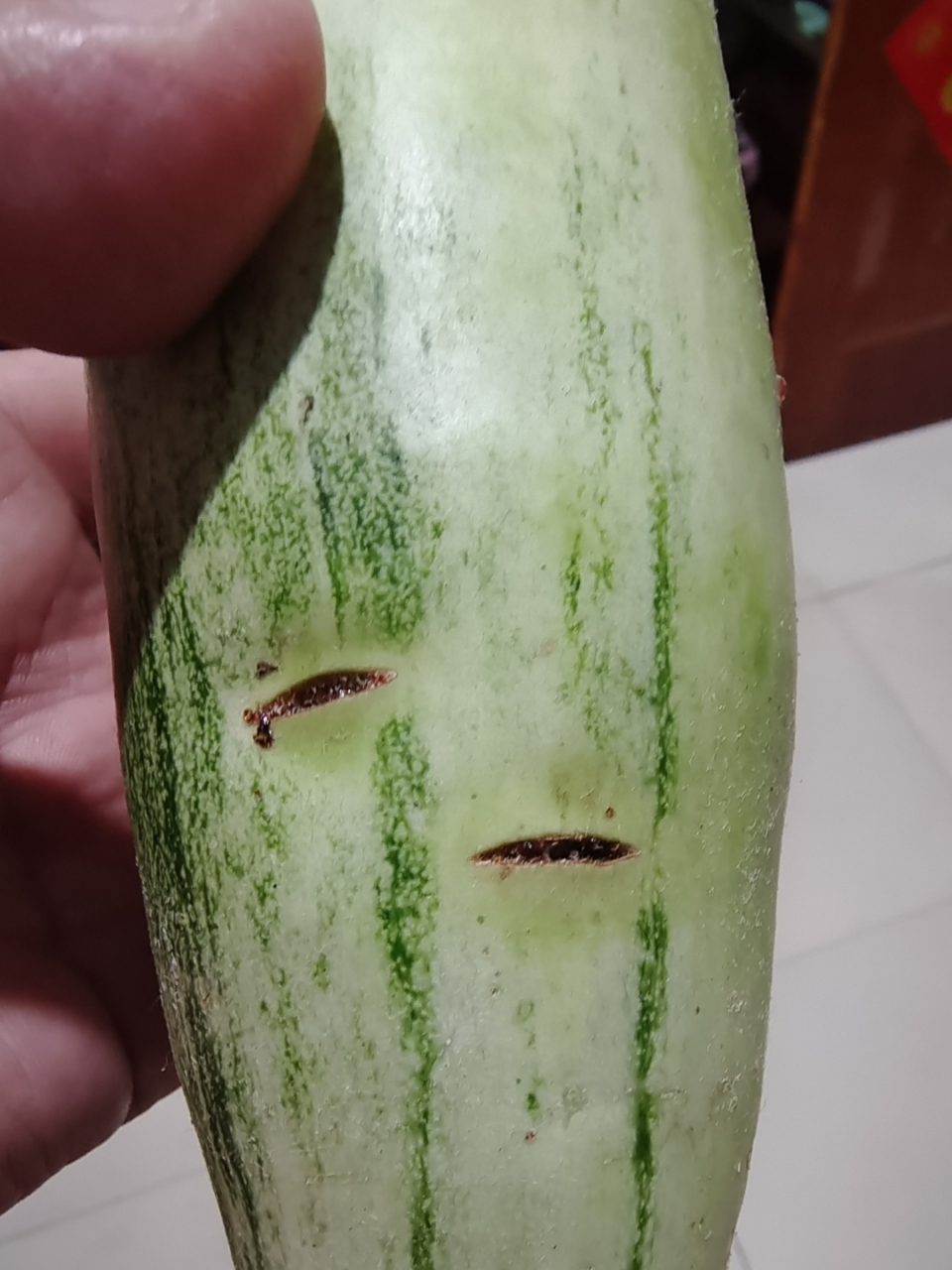 江苏徐州雨润市场,买到毒甜瓜羊角蜜.瓜体好多注射口.