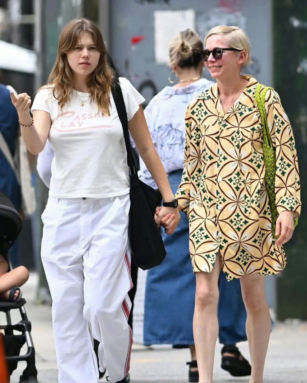 米歇尔·威廉姆斯与女儿玛蒂尔达·莱杰一起逛街.