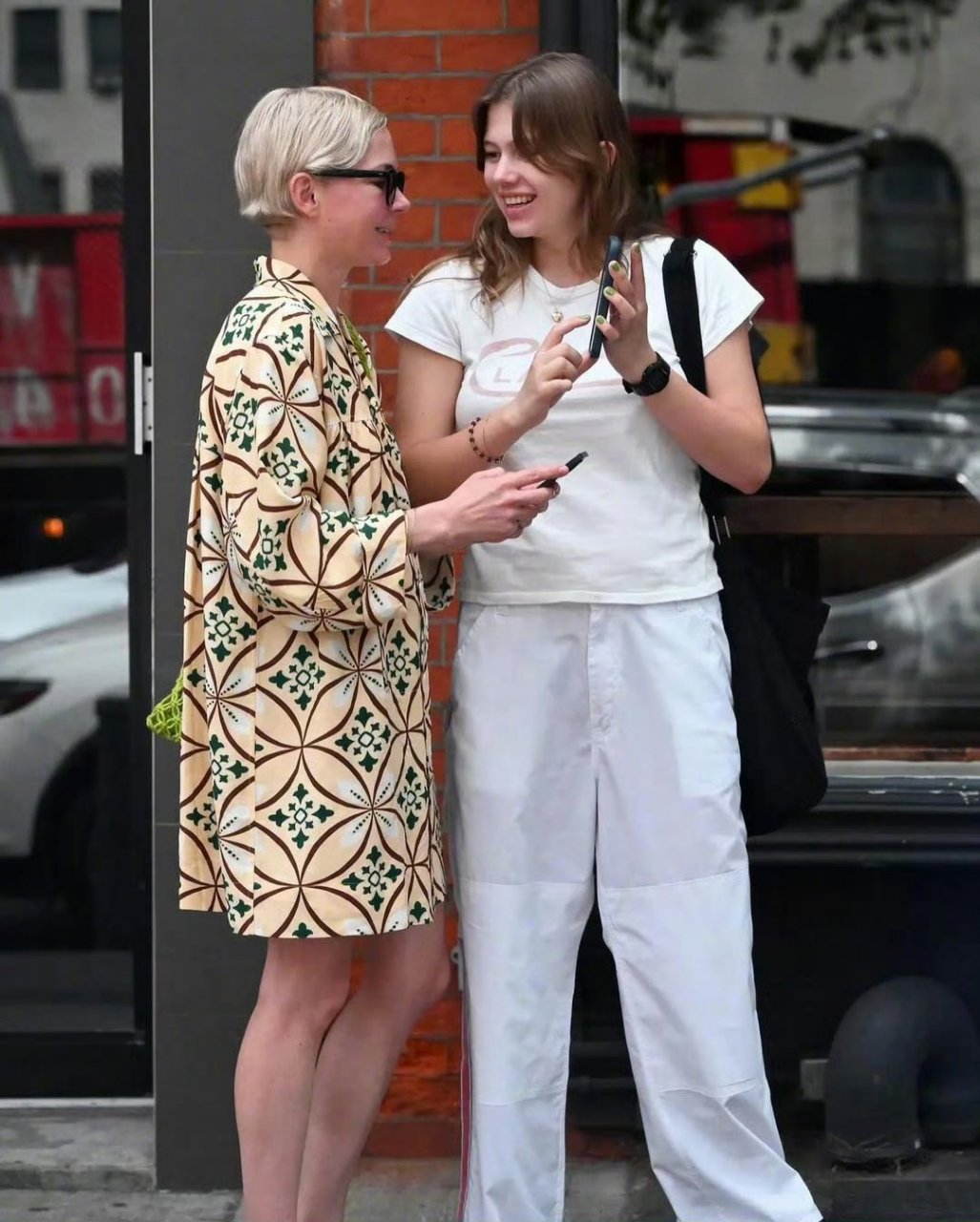 米歇尔·威廉姆斯与女儿玛蒂尔达·莱杰一起逛街.