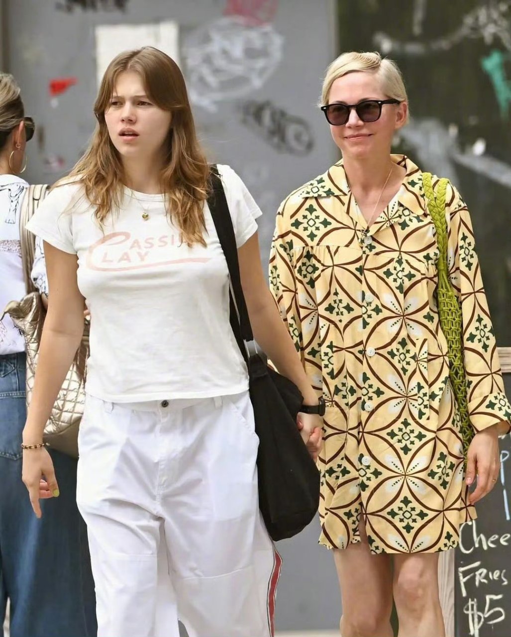 米歇尔·威廉姆斯与女儿玛蒂尔达·莱杰一起逛街.