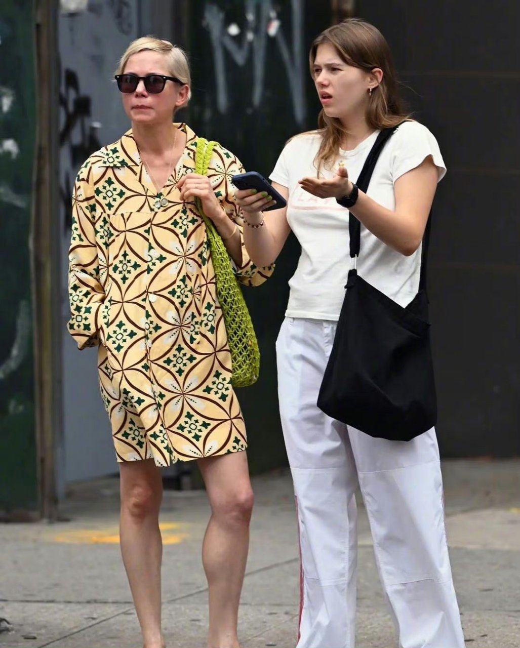 米歇尔·威廉姆斯与女儿玛蒂尔达·莱杰一起逛街.