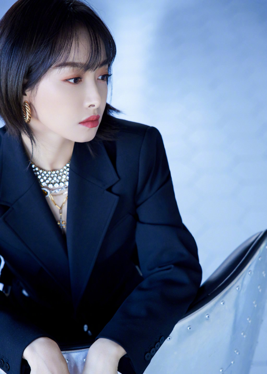 宋茜气质短发搭配蓝色女套装