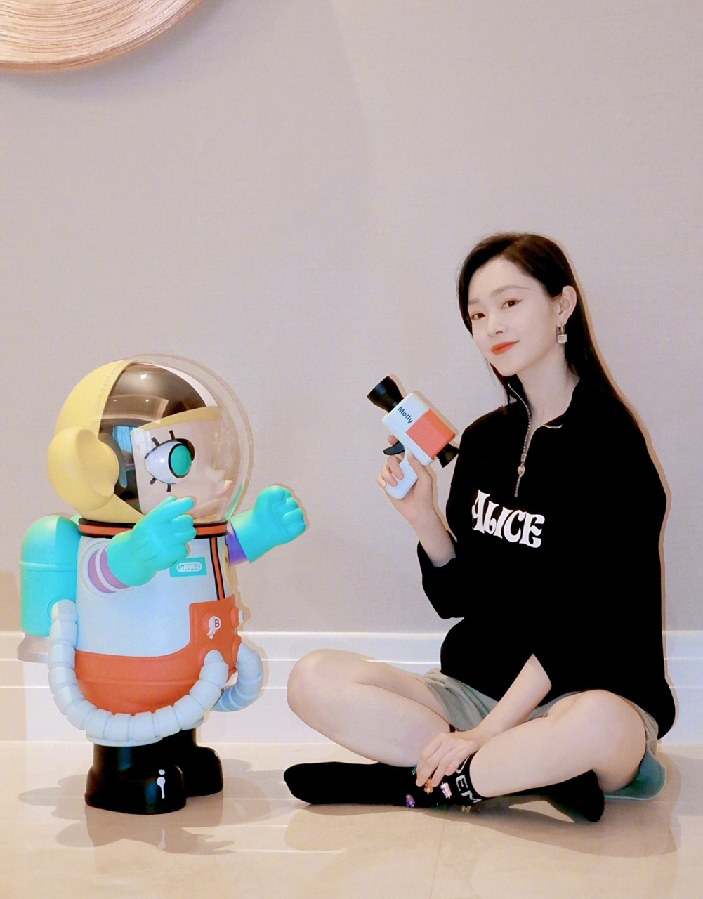 宋轶黑色碎花字母袜,真是时髦可爱