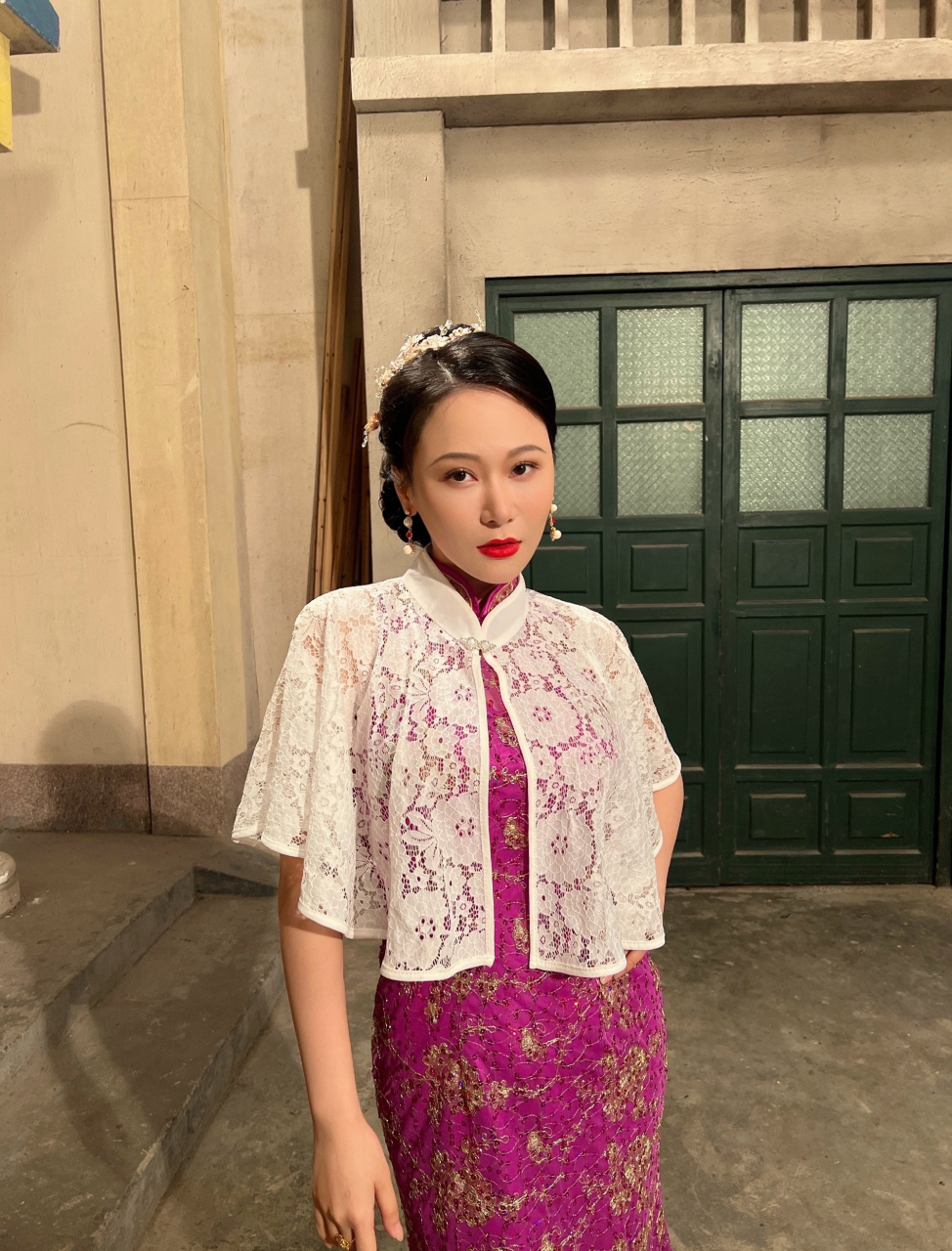 何雨桐紫色旗袍连衣裙