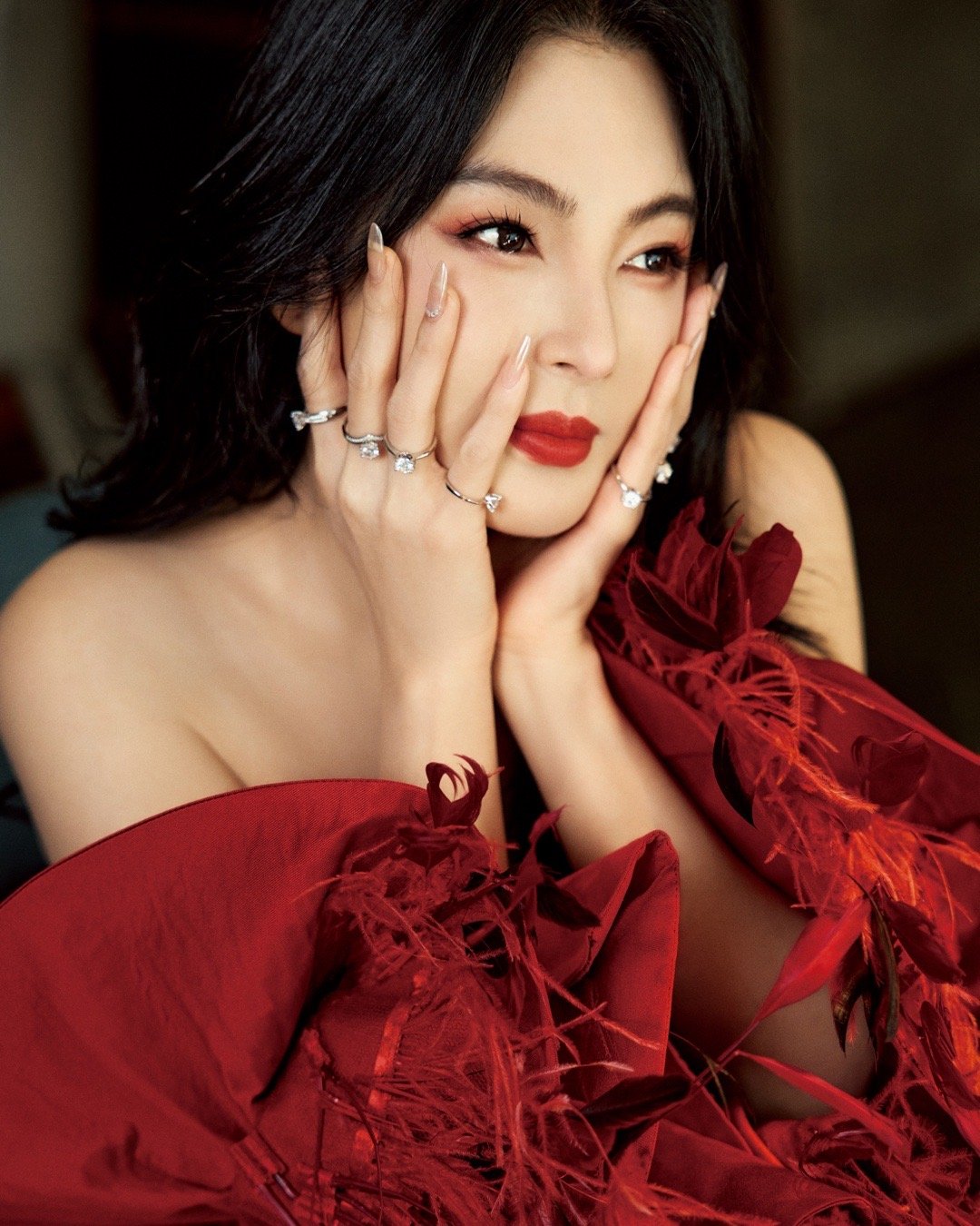 张雨绮身穿的这件红色礼服,是来自一位知名的意大利时装设计师