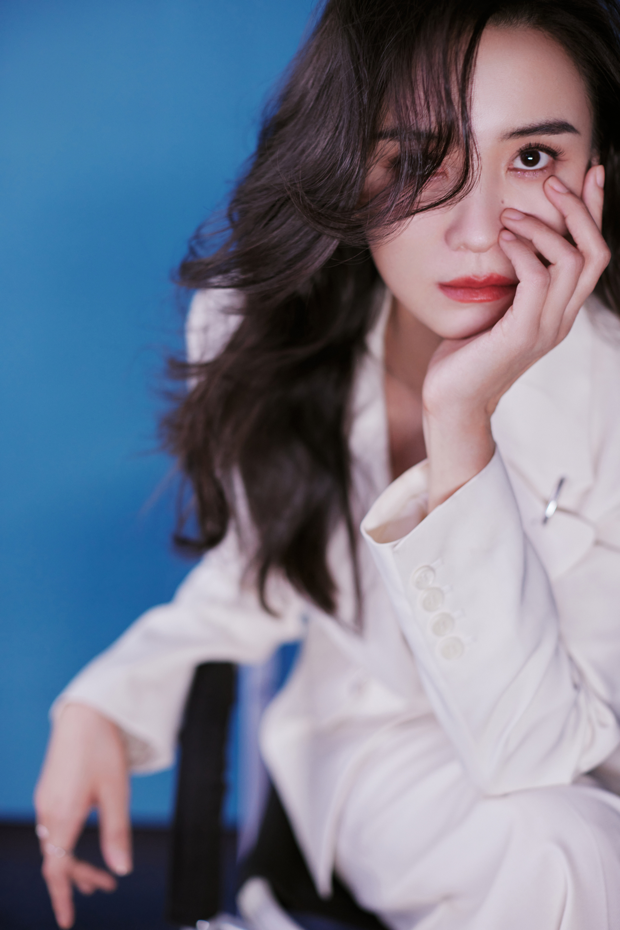 宋佳这身白色西装才叫优雅霸气