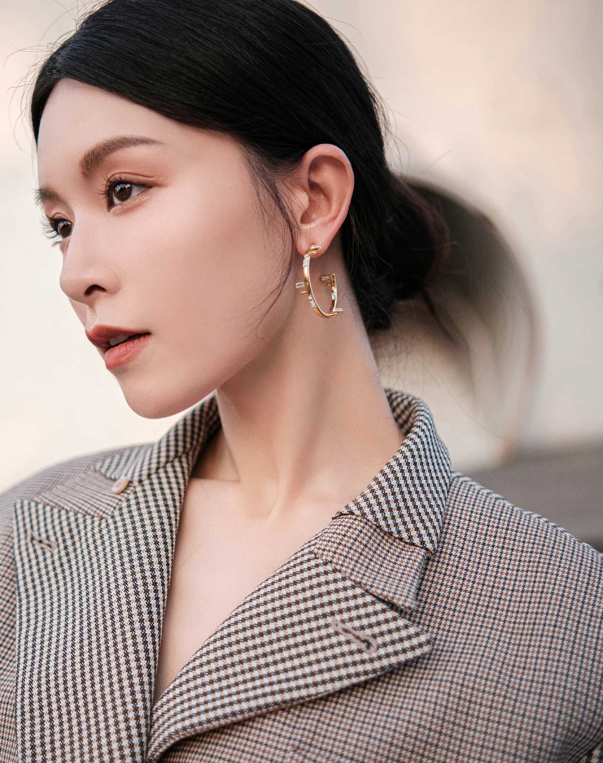 文咏珊一身短款西装外套,既时髦干练又不失职场女性的气质.