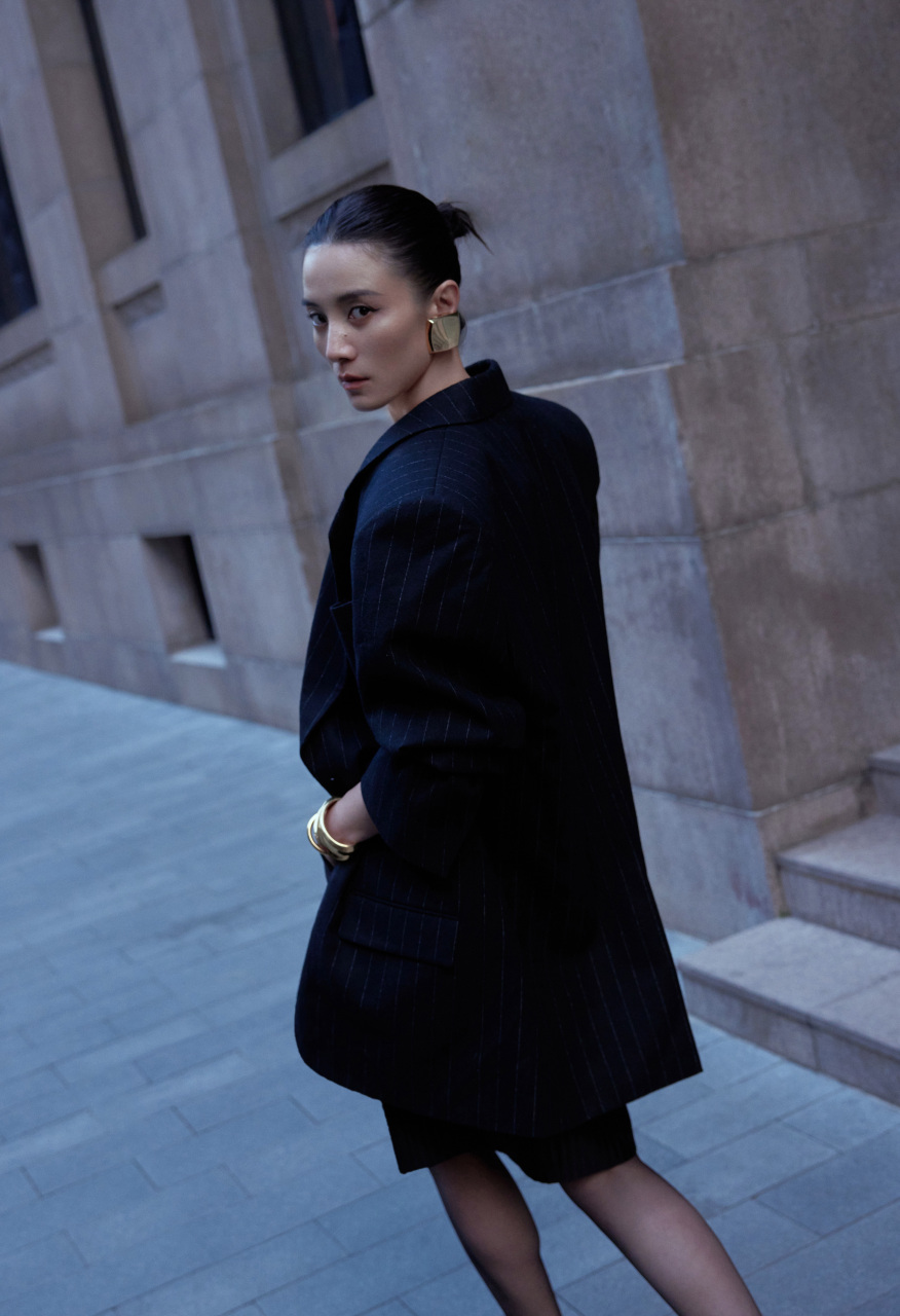 干净利落的短发搭配金色方形耳环,让整体造型看上去非常的简约干练.