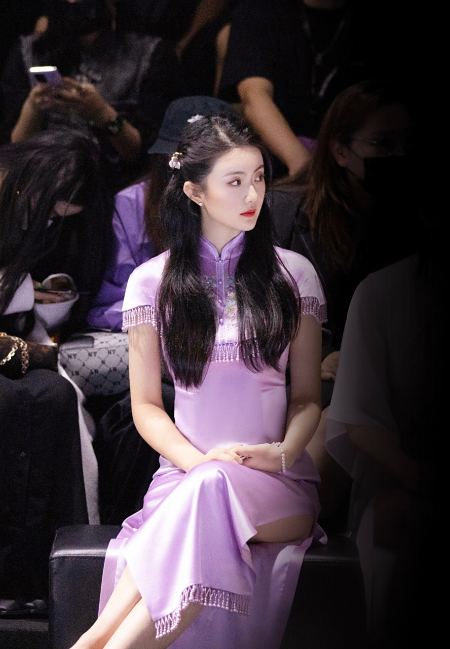 赵昕紫色流苏风复古旗袍