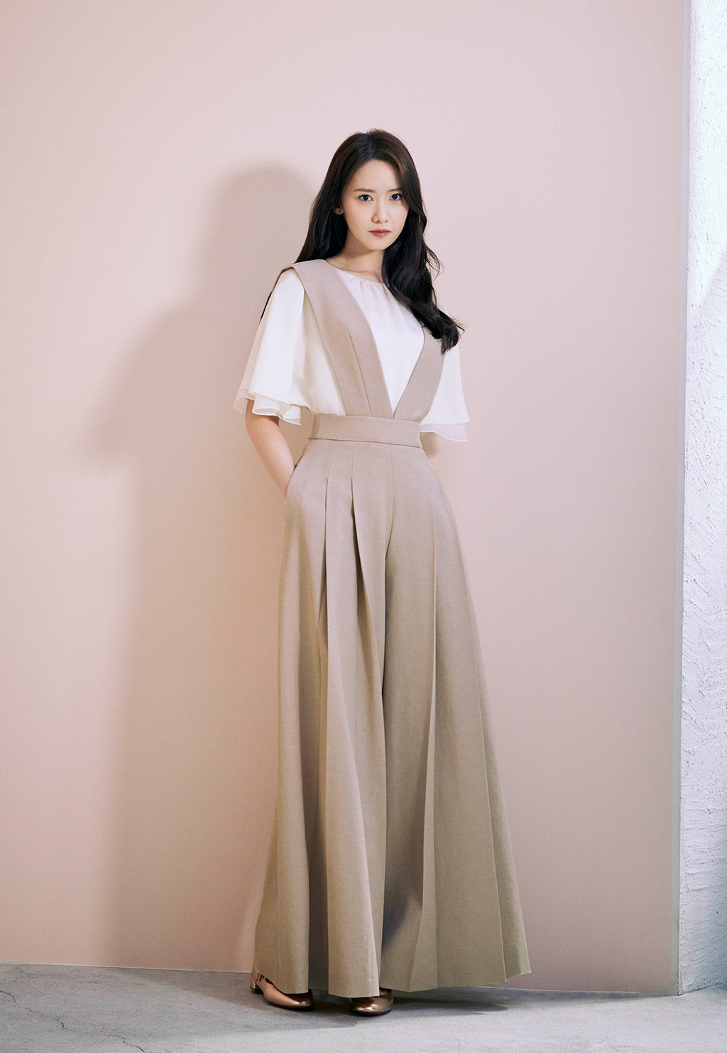 林允儿是一位备受欢迎的韩国女艺人,她的穿搭风格多样,林允儿的职场穿