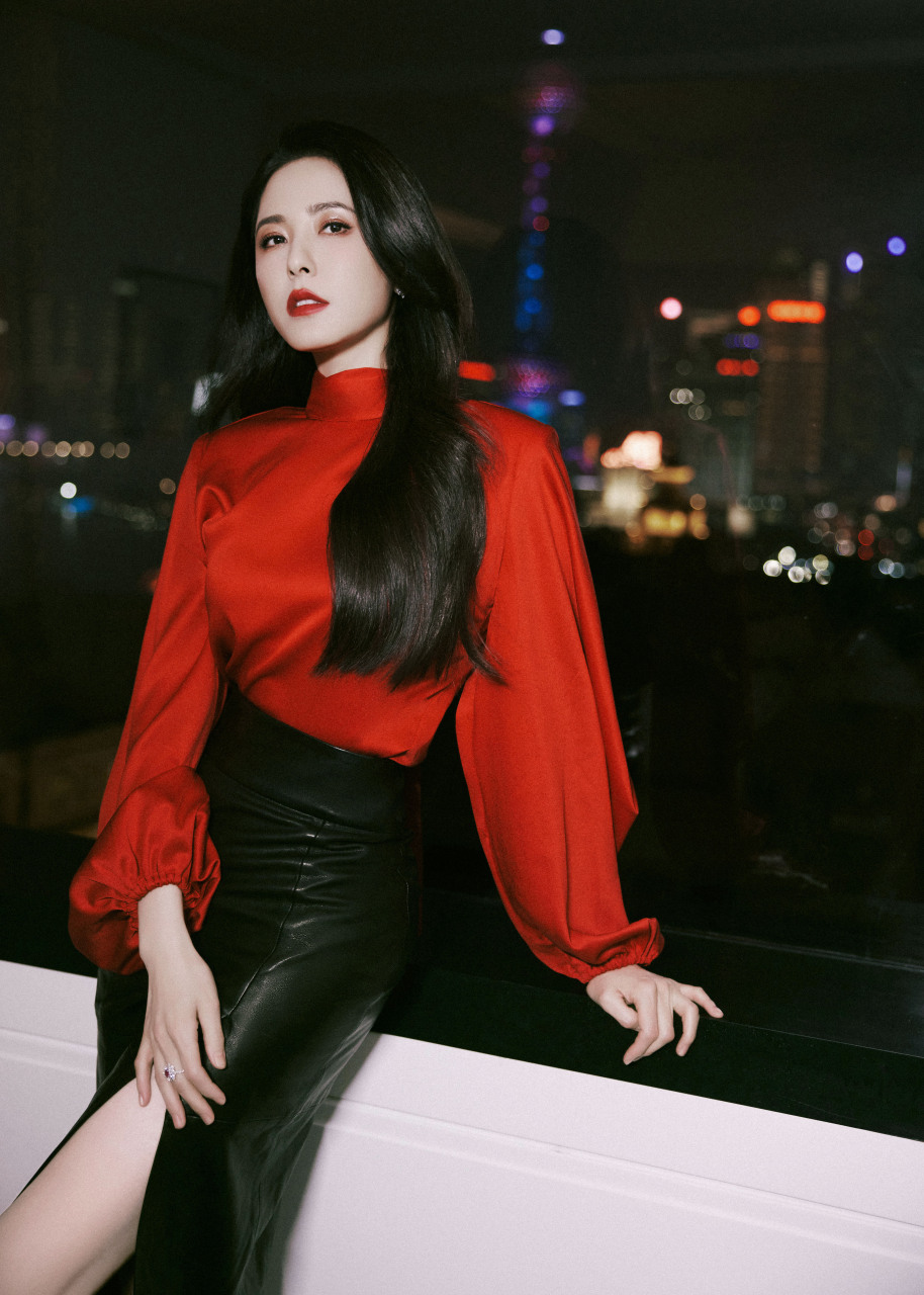 曾黎红色羊腿袖衬衫搭配黑色皮革半身裙,红色和黑色是时尚界的经典