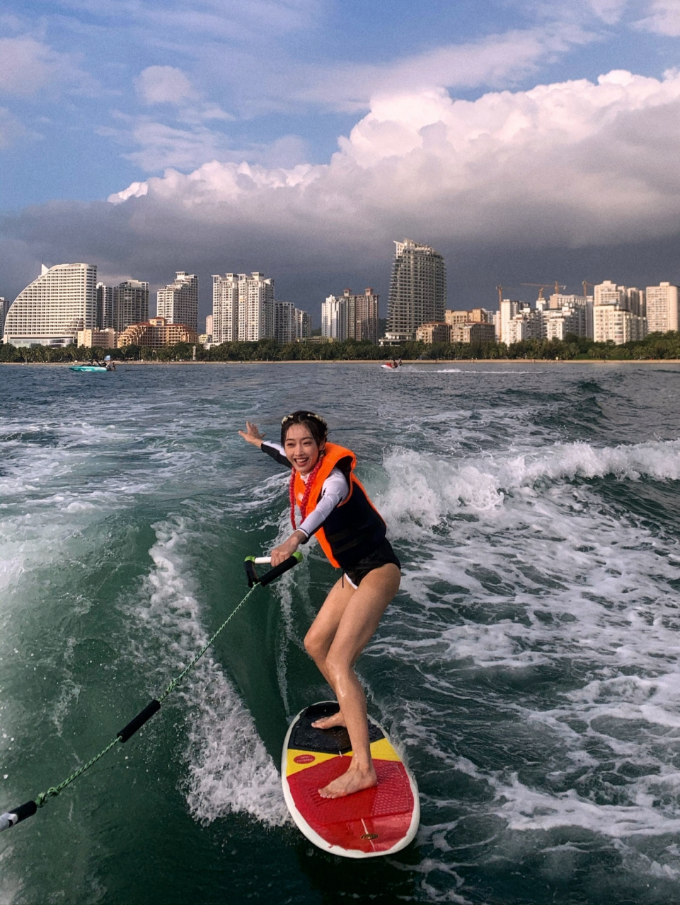 宣璐撞色连体泳装