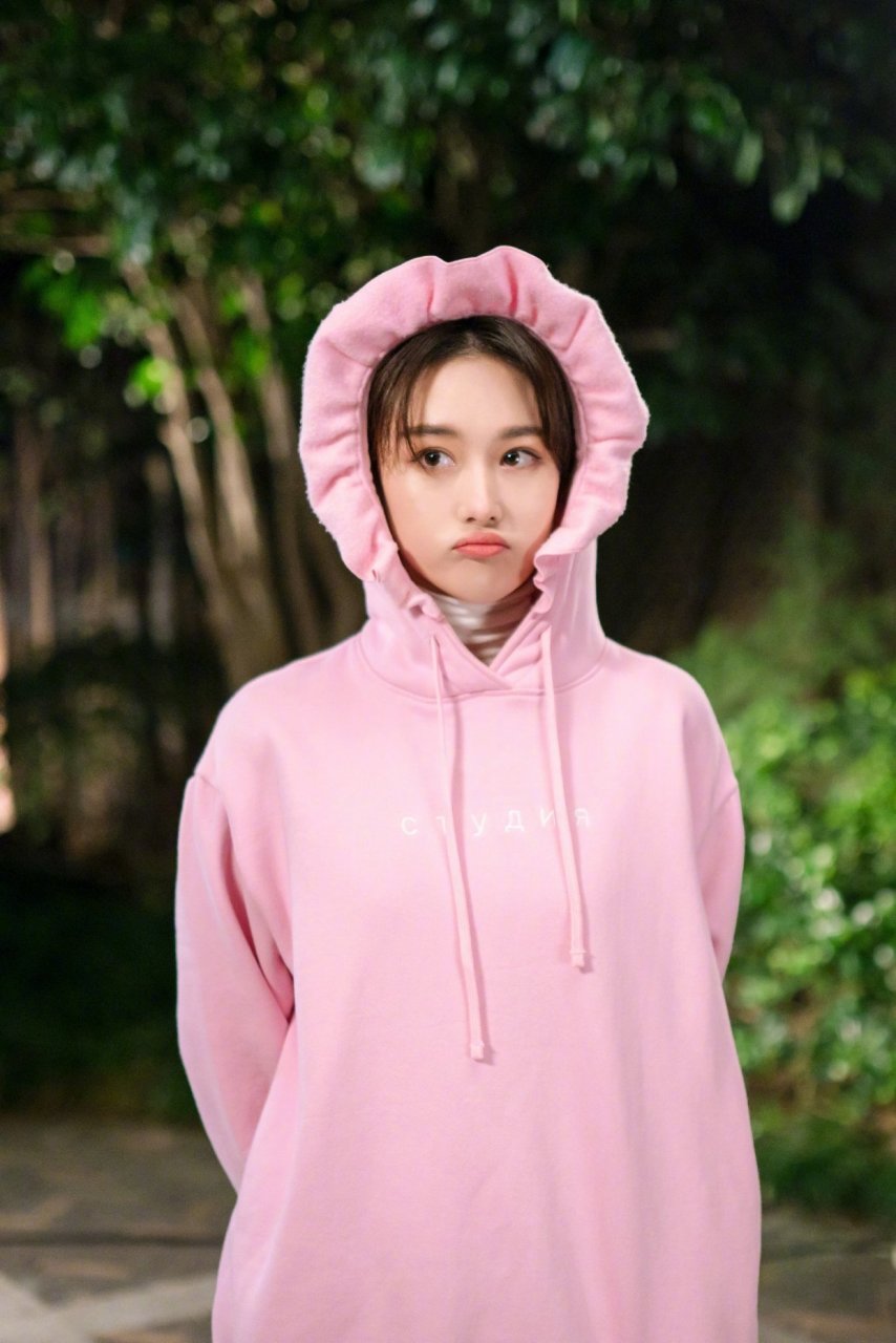 每日打卡#张馨予身穿粉色花苞帽衫简直萌翻了,如果搭配一个奶嘴的话