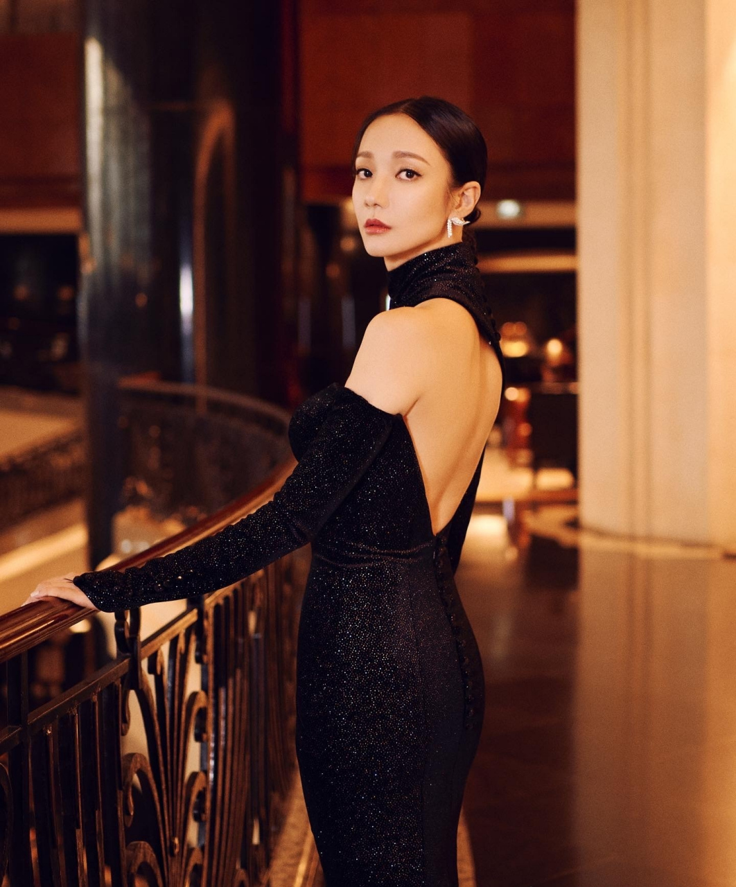 王君馨黑色露肩星空裙