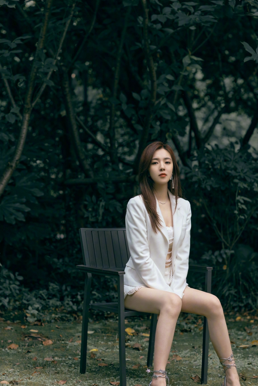 王晓晨清凉时尚大片 #亚洲明星穿搭# 王晓晨身着白色西装短裤套装