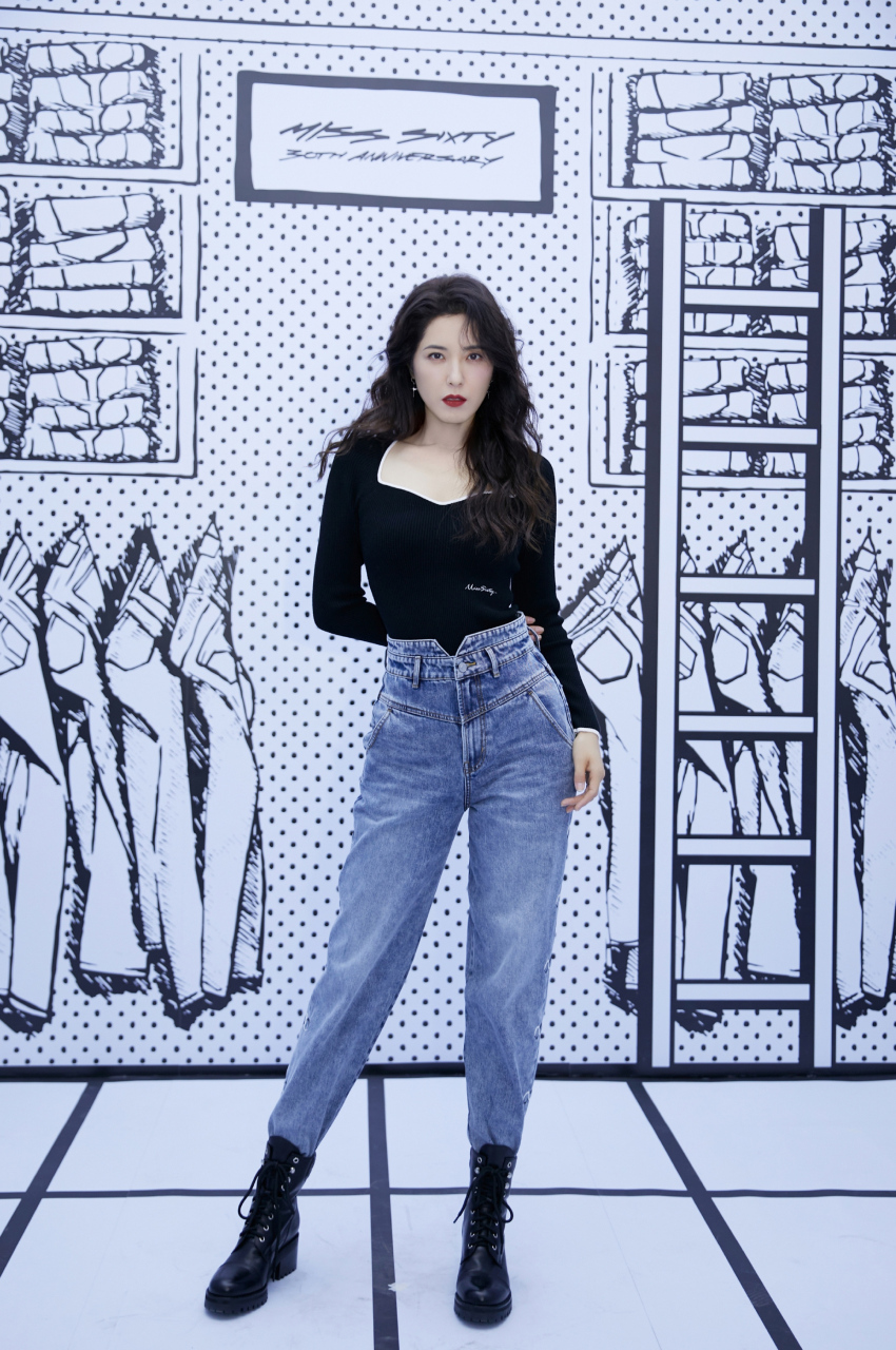 曾黎蓝色高腰牛仔裤搭配黑色马丁靴