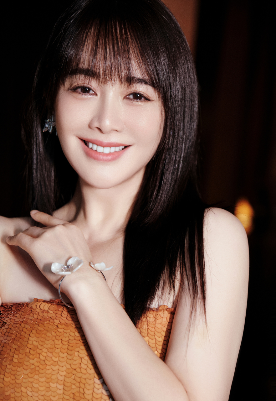 左小青身穿的这两套礼服都非常的漂亮,既大方优雅又不失高级感.