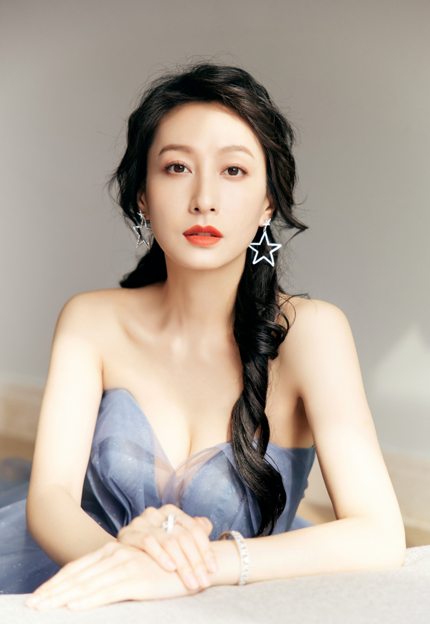 董维嘉蓝色抹胸星空裙