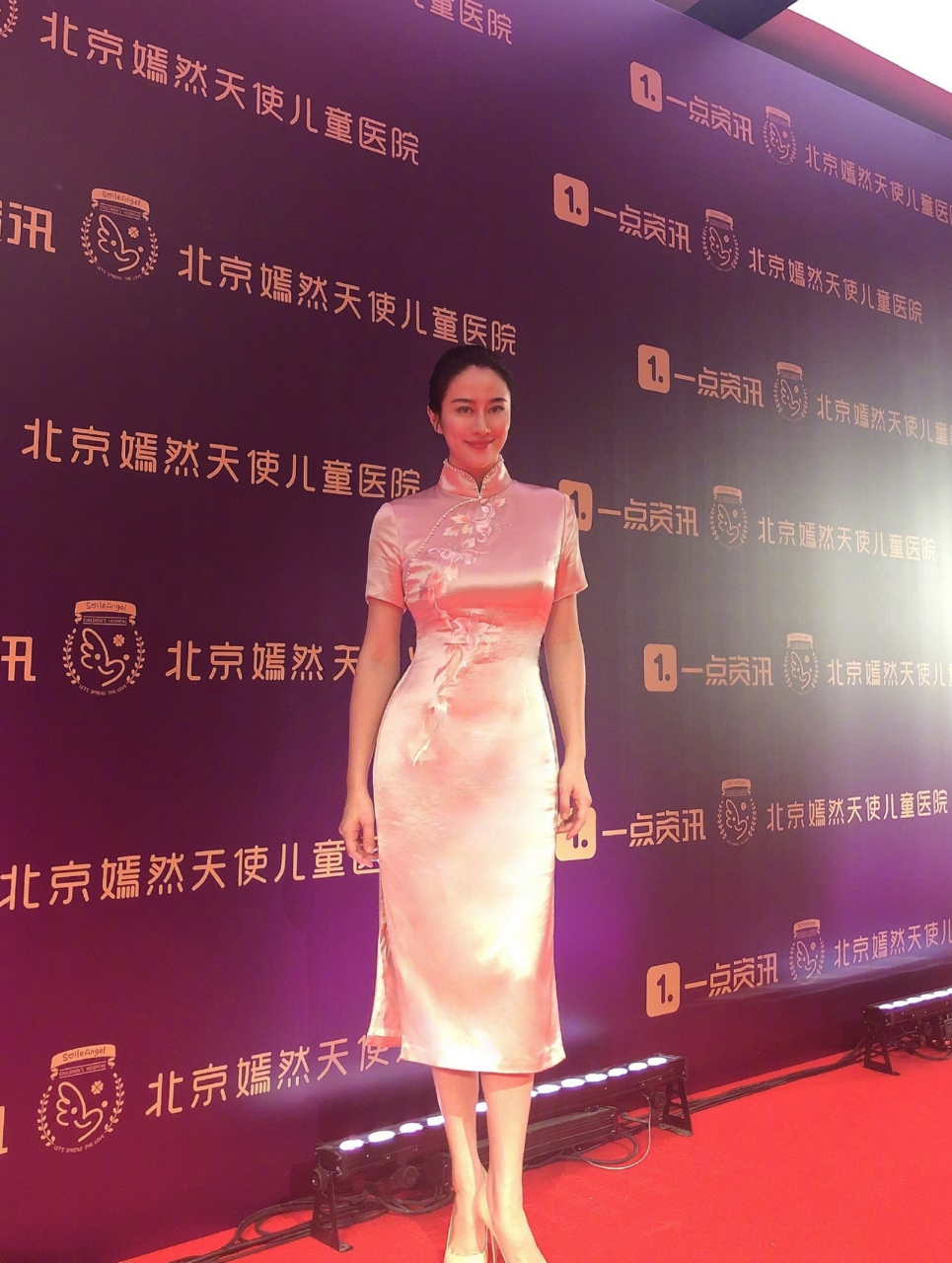 叶璇粉色珍珠领复古旗袍