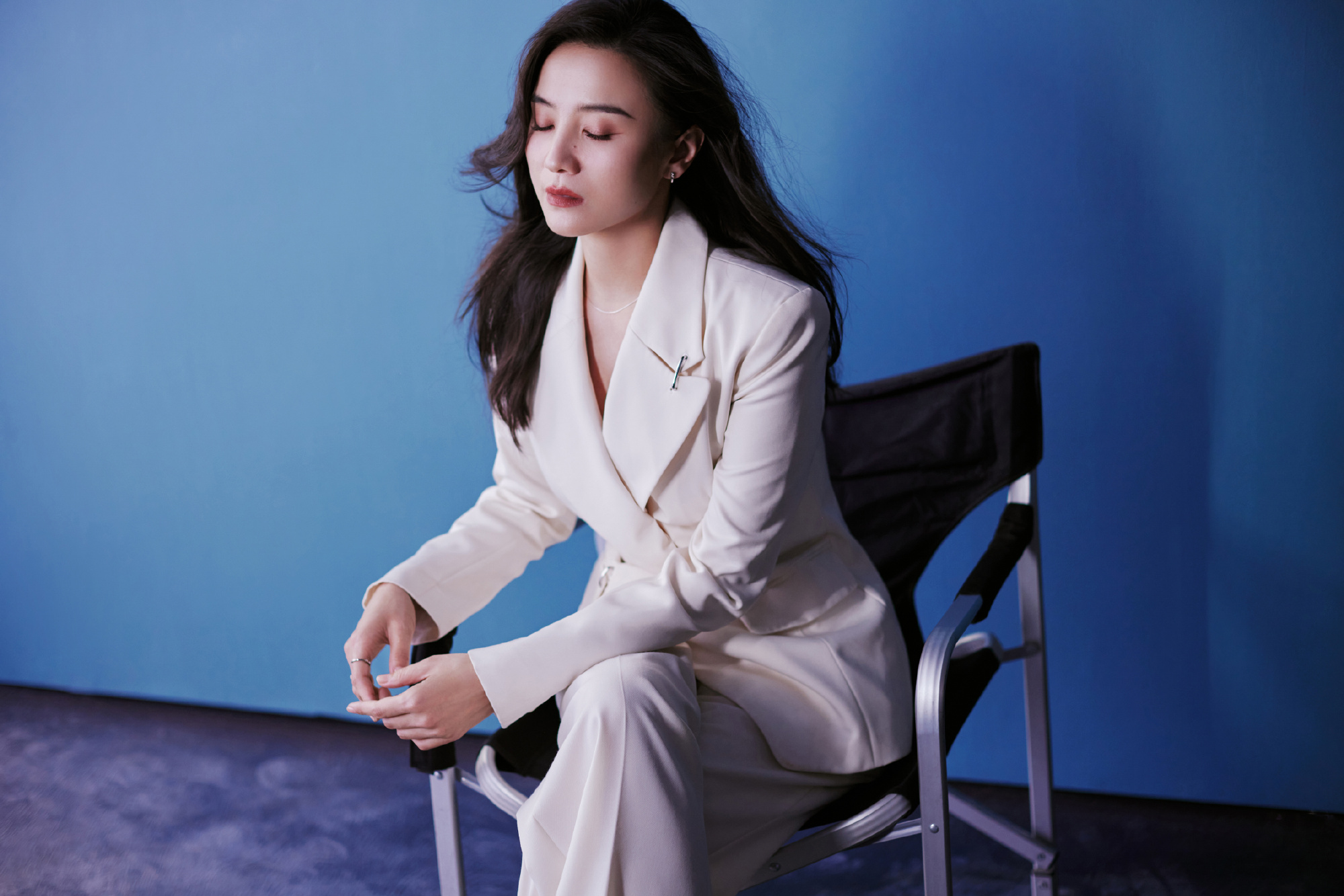 宋佳这身白色西装才叫优雅霸气