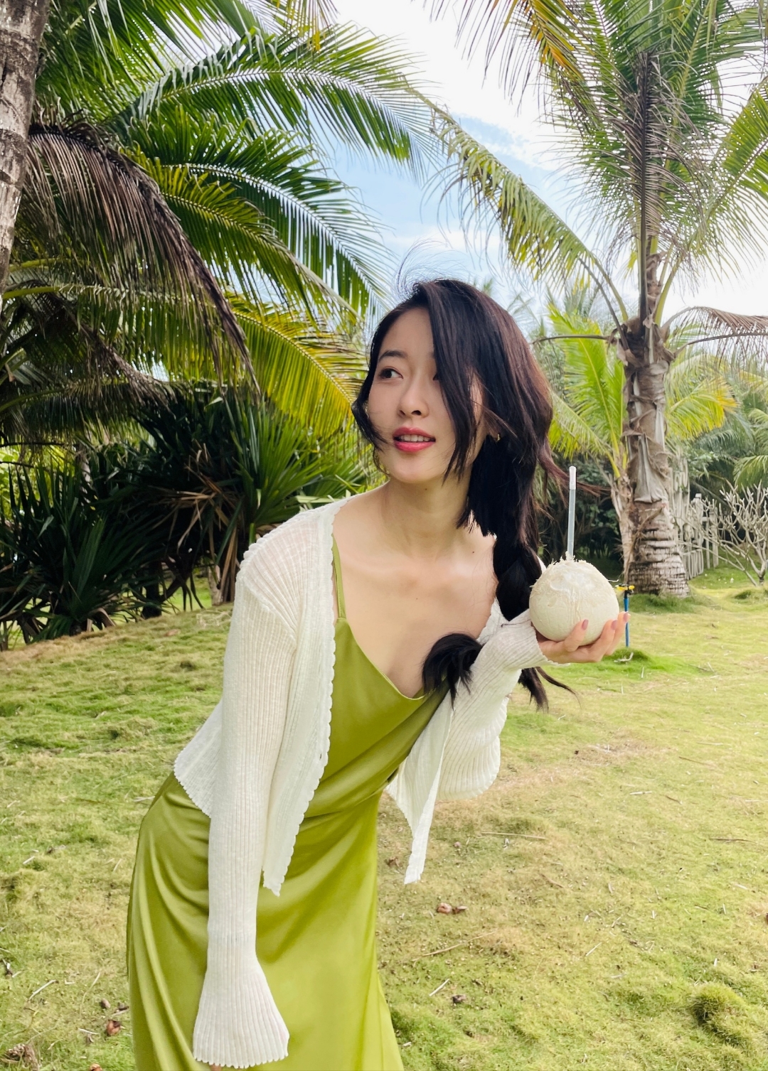 何雨虹绿色吊带连衣裙