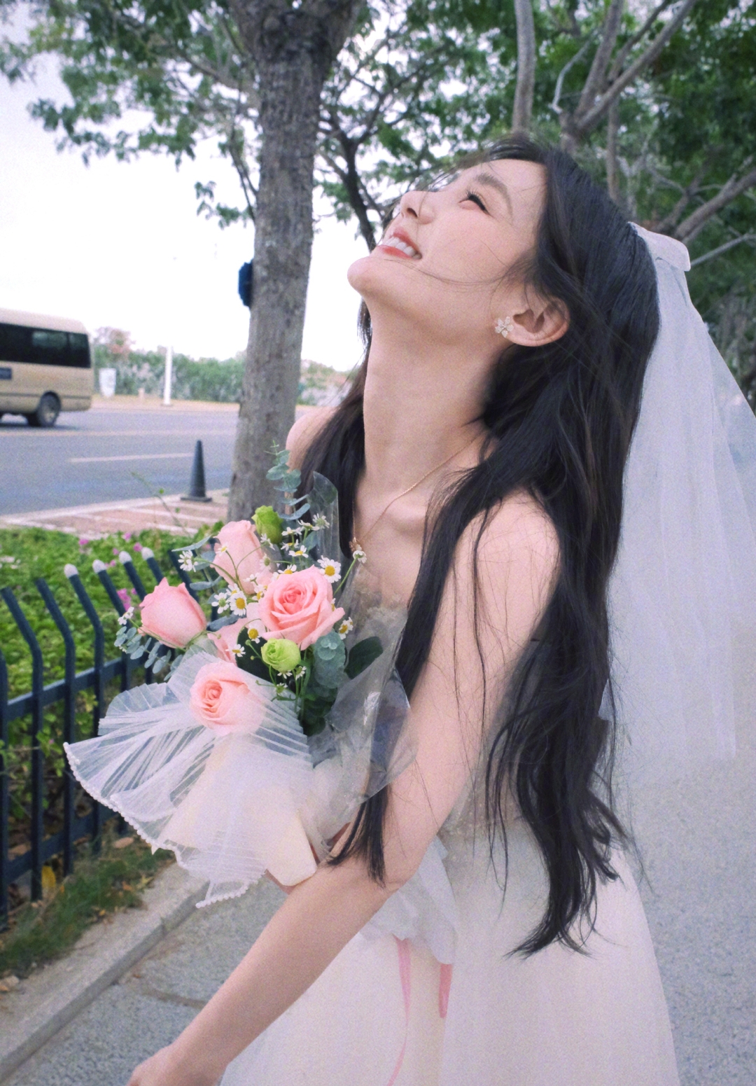 李一桐穿婚纱的造型是真漂亮