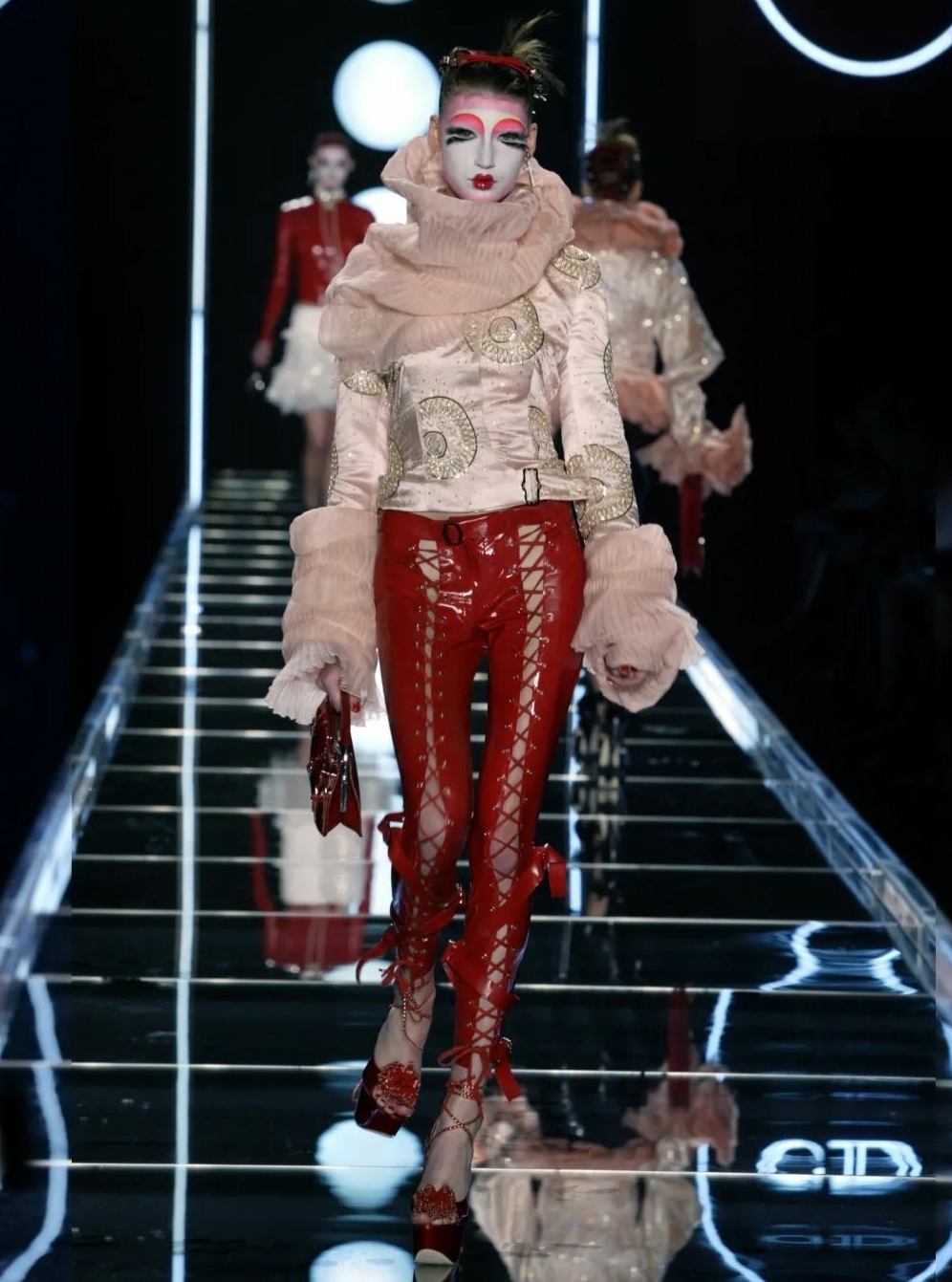 我就喜欢时装秀上那些稀奇古怪的造型