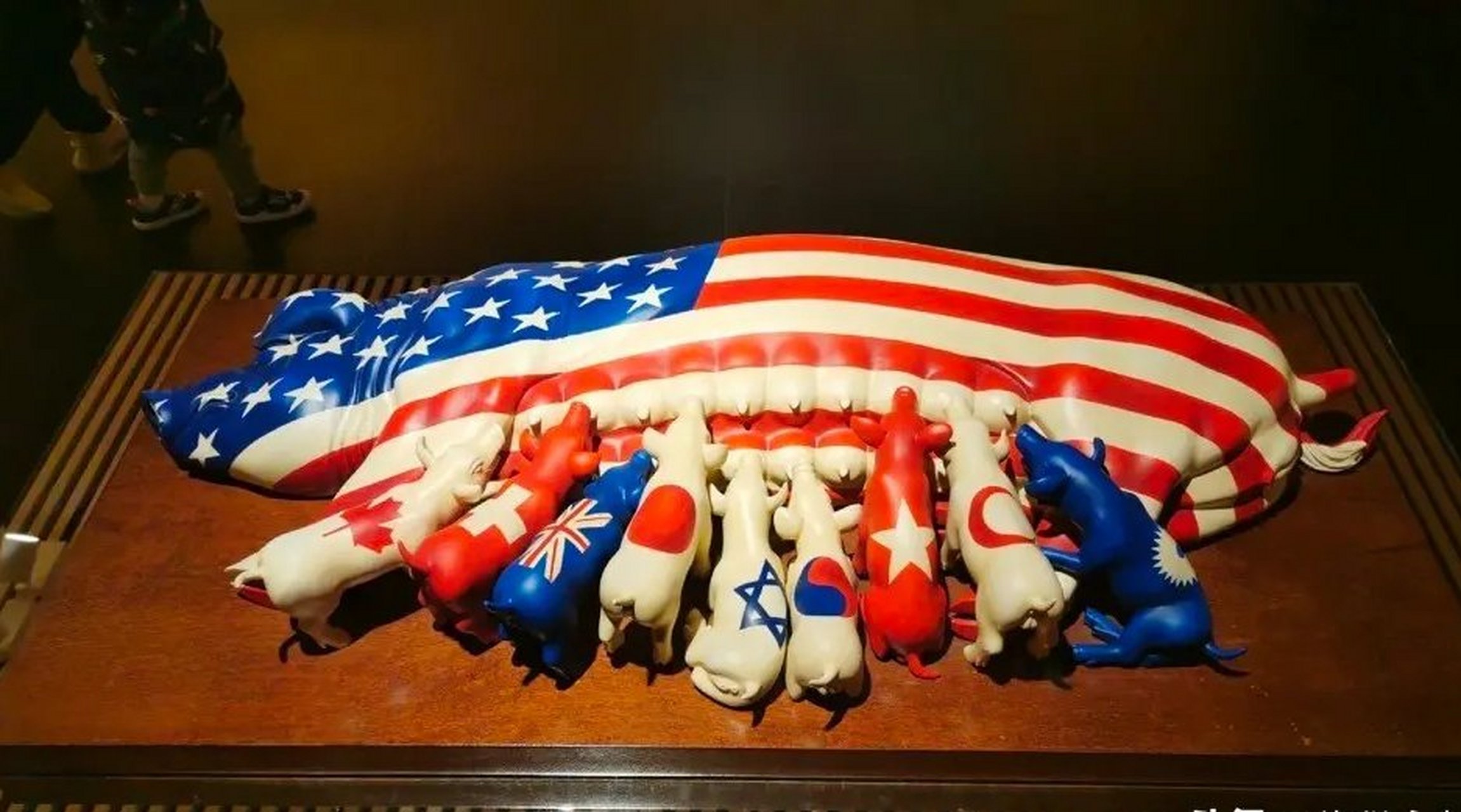 据说是印尼一画家的杰作《依恋》.想像力真丰富.