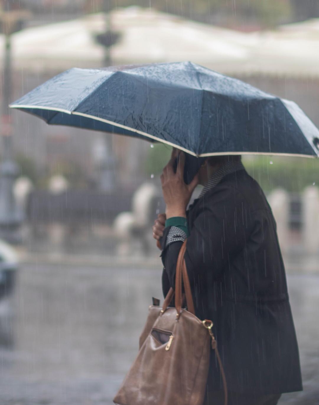 雨伞伤感图片雨中图片