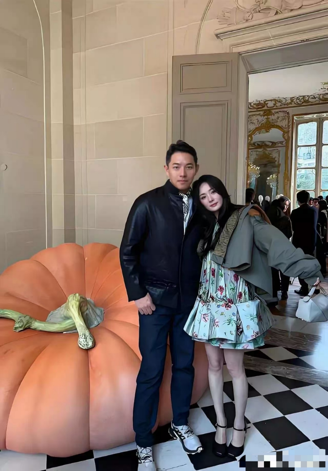 杨幂在巴黎与人合照时做出了很亲昵的动作