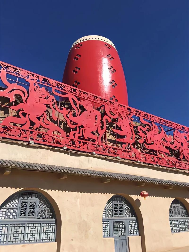 峻岭巍峨势若奔, 腰鼓擂响震乾坤