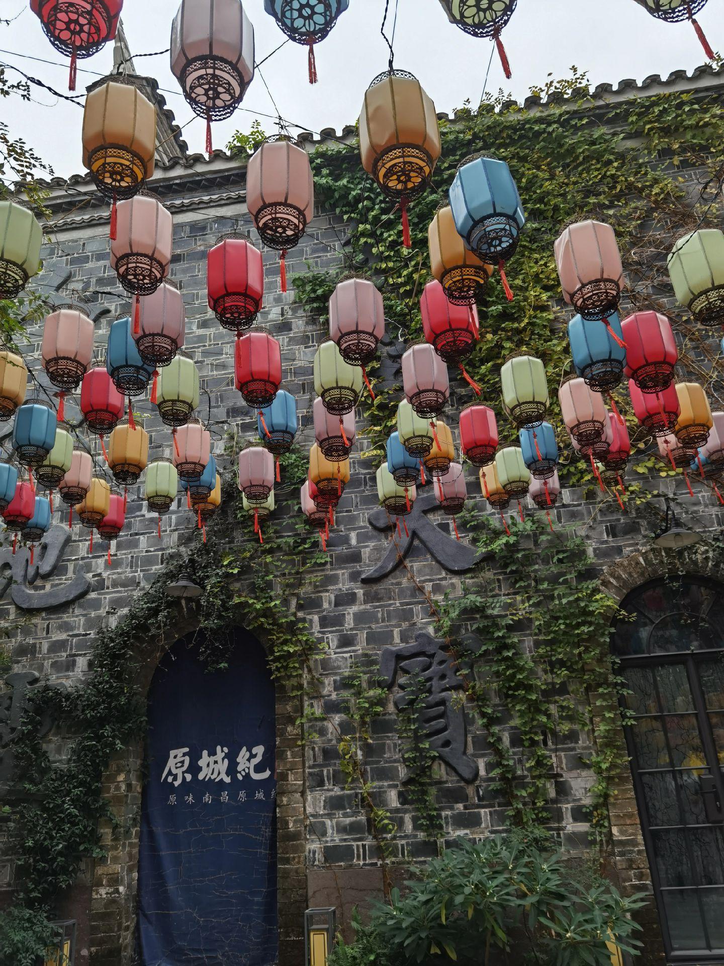 再骑共享10分钟即可到达 景区特色:上世纪80/90年代风格 南昌原城纪