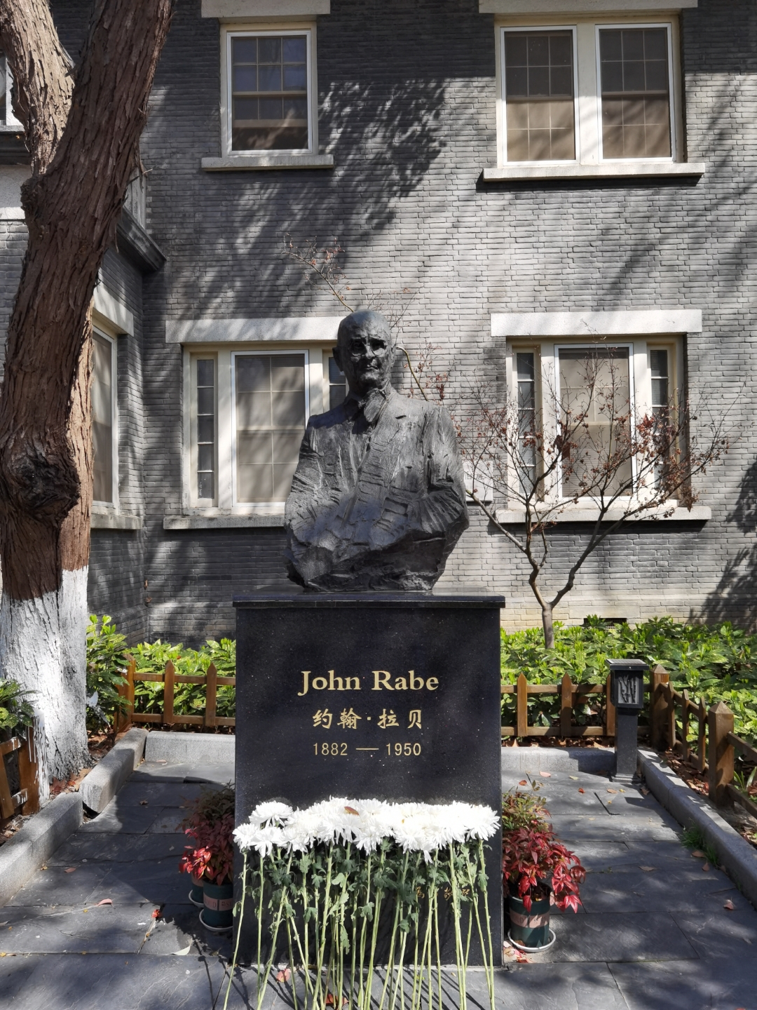 99 在这片宁静的绿地中,矗立着一尊纪念约翰·拉贝的雕像.